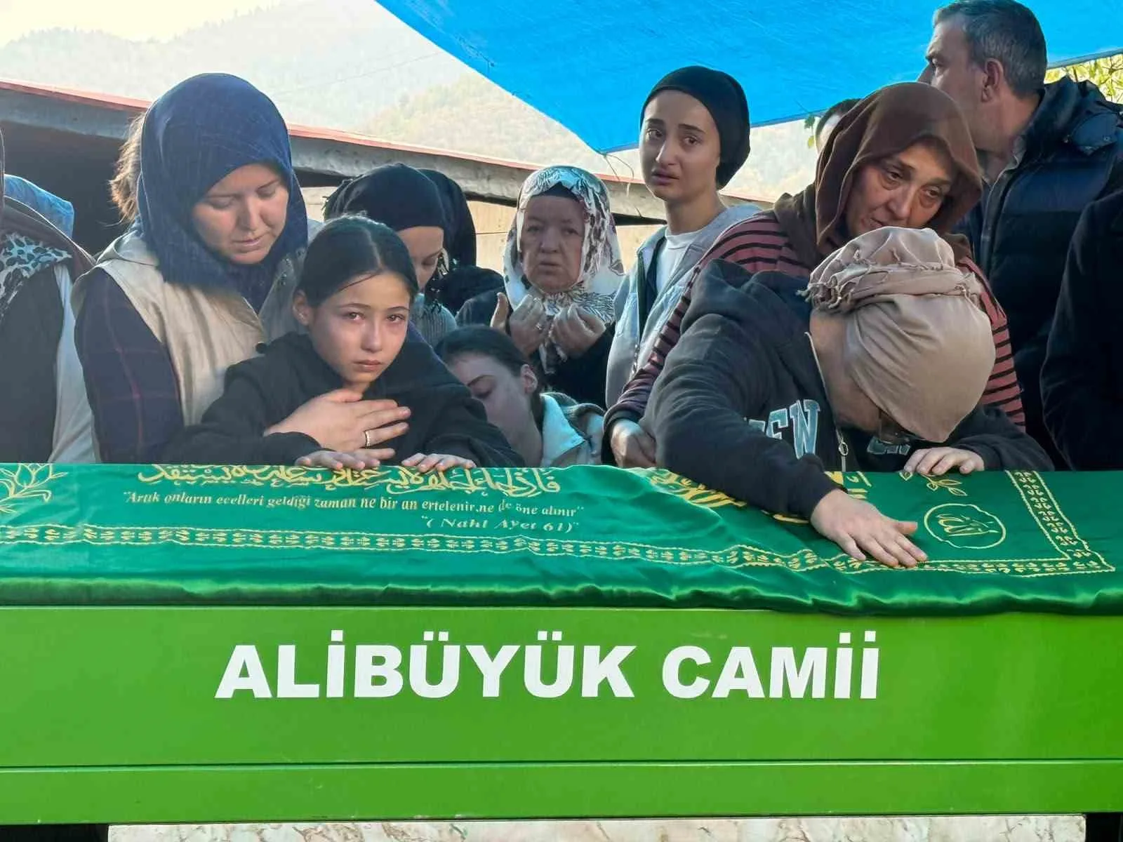 CENAZEDE 10 YAŞINDAKİ ELİF BABASININ TABUTU BAŞINDA GÖZYAŞI DÖKTÜ