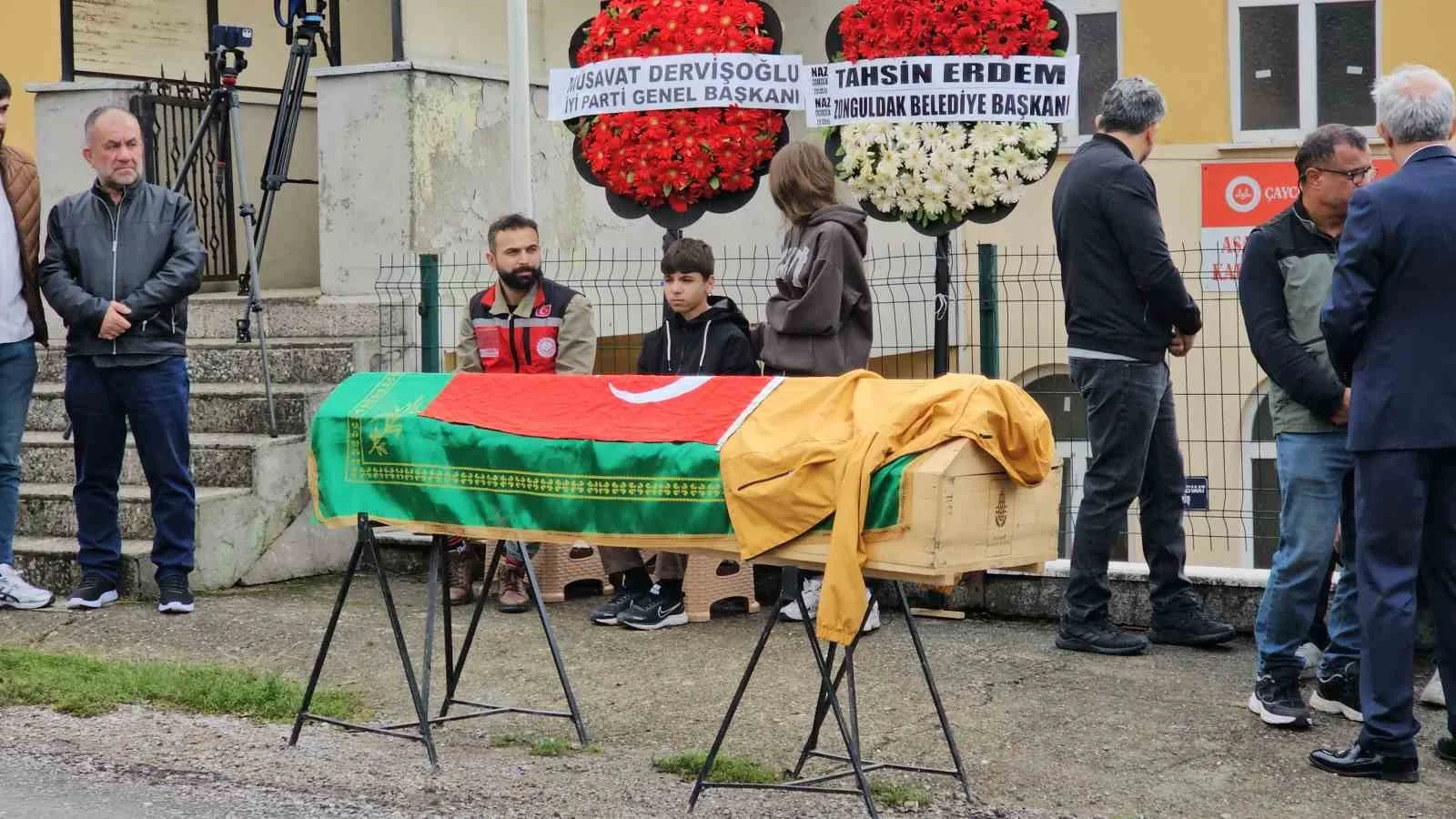 BABASINI SON YOLCULUĞUNDA DA YALNIZ BIRAKMAYAN ÖMER'İN TABUTUN BAŞINDAKİ BEKLEYİŞİ CENAZEYE KATILANLARA DUYGUSAL ANLAR YAŞATTI.