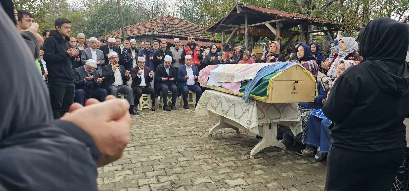 YAKLAŞIK 3 YILDIR MADENCİLİK YAPAN CENGİZHAN BÜKRÜBAŞ'IN CENAZESİ, ÇAYCUMA İLÇESİNE BAĞLI MUHARREMŞAH KÖYÜNDEKİ BABA EVİNE GETİRİLDİ. BURADA AİLESİ VE YAKINLARINDAN HELALLİK ALINDI.