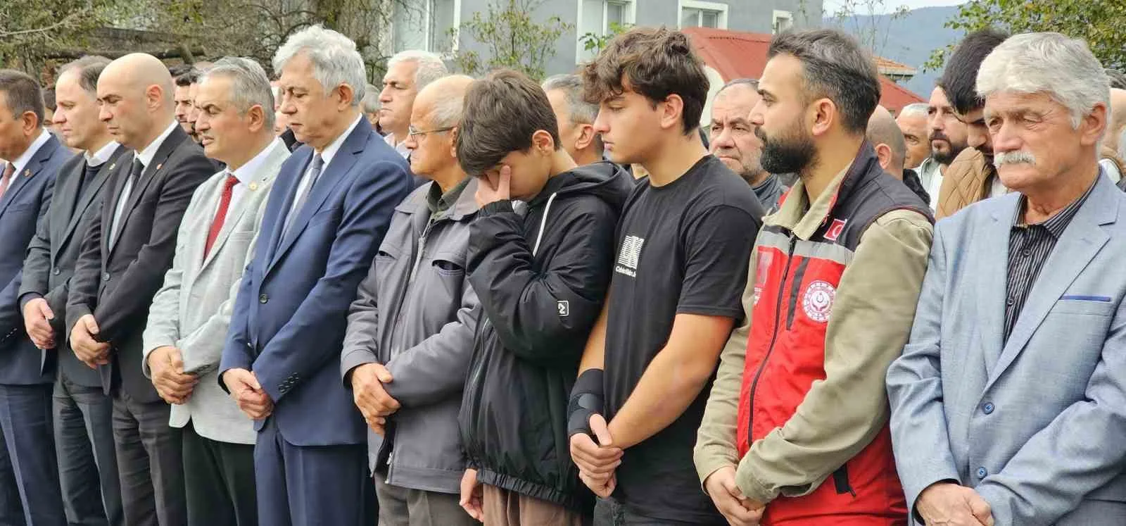 BABASINI SON YOLCULUĞUNDA DA YALNIZ BIRAKMAYAN ÖMER'İN (YÜZÜNÜ ELİYLE KAPATAN) TABUTUN BAŞINDAKİ BEKLEYİŞİ CENAZEYE KATILANLARA DUYGUSAL ANLAR YAŞATTI.