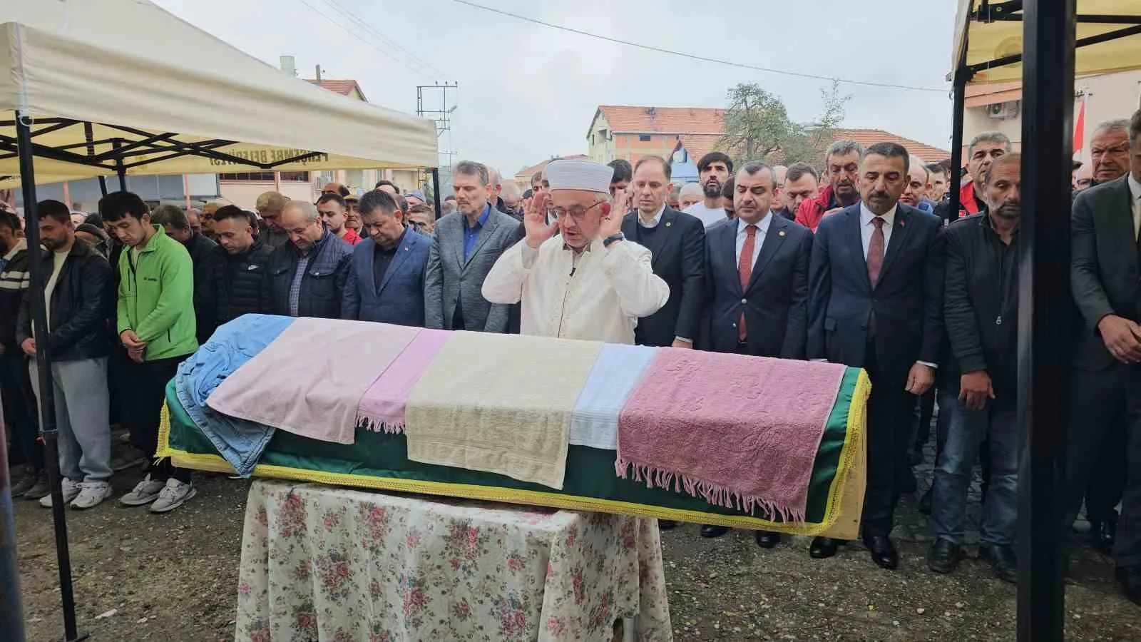 İL MÜFTÜSÜ BAYRAM DANACI'NIN SAAT 11.00'DE KILDIRDIĞI CENAZE NAMAZININ ARDINDAN BÜKRÜBAŞ'IN TABUTU OMUZLARDA TAŞINARAK KÖYÜNDE TOPRAĞA VERİLDİ.