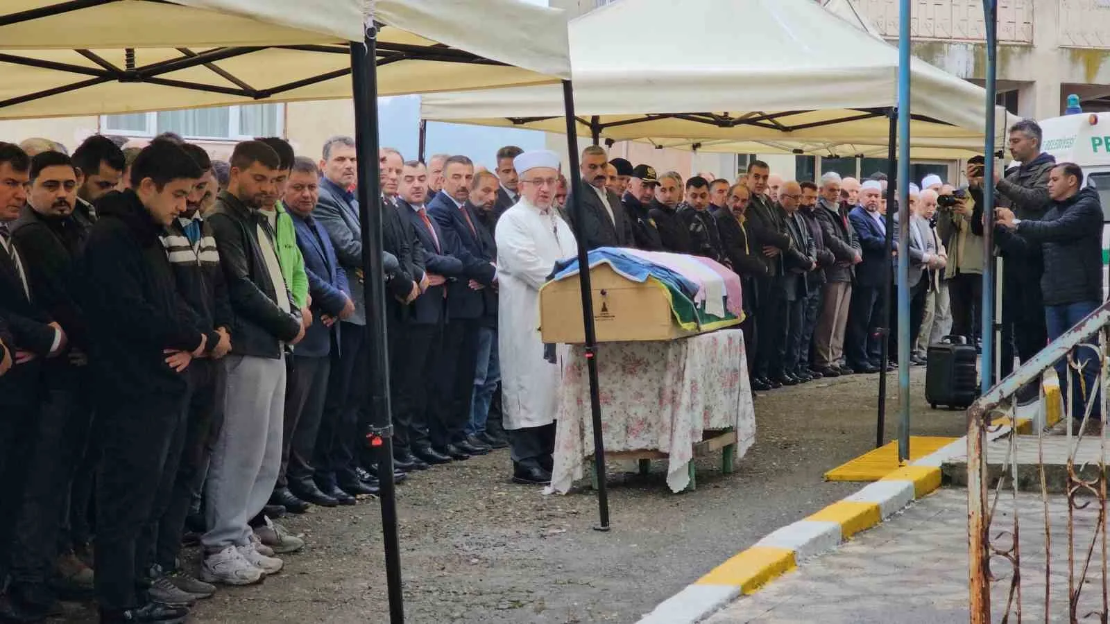 CENAZE TÖRENİNE, ZONGULDAK VALİSİ OSMAN HACIBEKTAŞOĞLU, AK PARTİ ZONGULDAK MİLLETVEKİLİ AHMET ÇOLAKOĞLU, ZONGULDAK MİLLETVEKİLİ DENİZ YAVUZYILMAZ, TÜRKİYE TAŞKÖMÜRÜ KURUMU (TTK) GENEL MÜDÜRÜ MUHARREM KİRAZ, KURUM MÜDÜRLERİ, MADENCİLER VE ÇOK SAYIDA VATANDAŞ KATILDI.