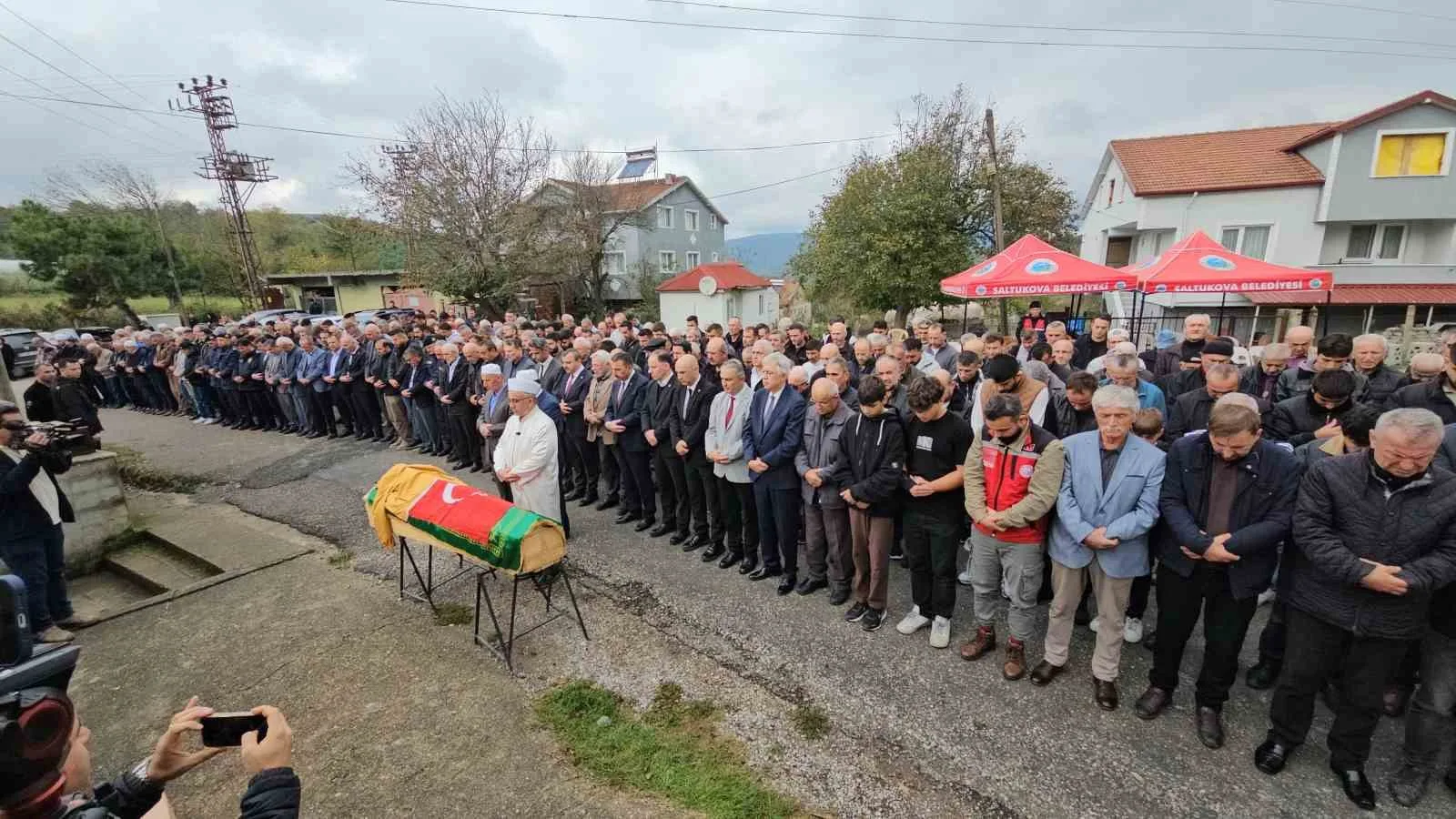 VALİ OSMAN HACIBEKTAŞOĞLU VE BERABERİNDEKİ PROTOKOL ÜYELERİ, MURAT KAYA'NIN CENAZESİNE DE KATILARAK AİLESİNE BAŞSAĞLIĞI DİLEDİ. İL MÜFTÜSÜ BAYRAM DANACI'NIN KILDIRDIĞI CENAZE NAMAZININ ARDINDAN KAYA'NIN TABUTU VATANDAŞLARIN OMUZLARINDA MEZARLIĞA TAŞINDI. MURAT KAYA DA DUALAR VE GÖZYAŞLARI ARASINDA SON YOLCULUĞUNA UĞURLANDI.