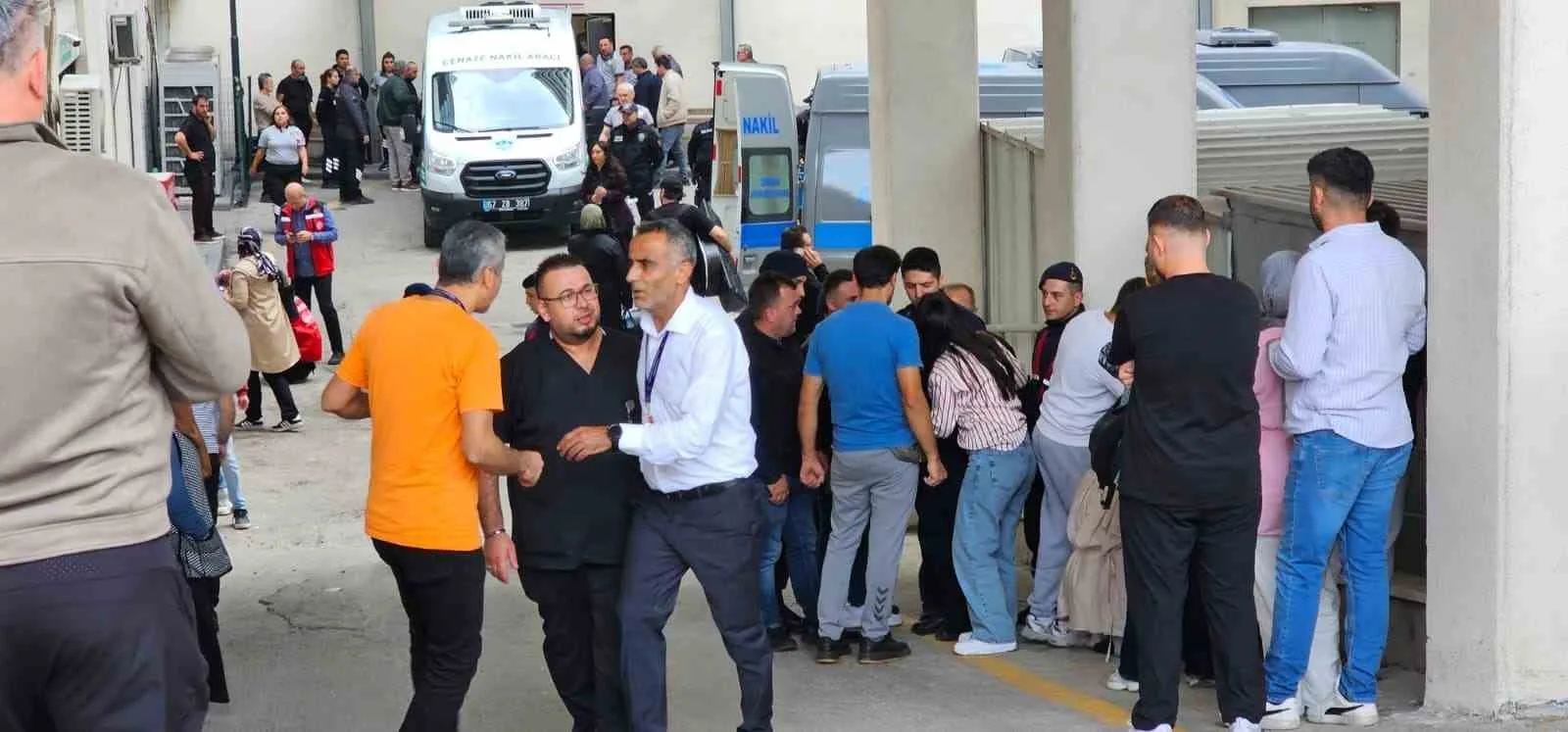 ÖTE YANDAN ACI HABERİ ALAN AİLELER İSE HASTANE MORGUNA GELEREK FERYAT ETTİ.