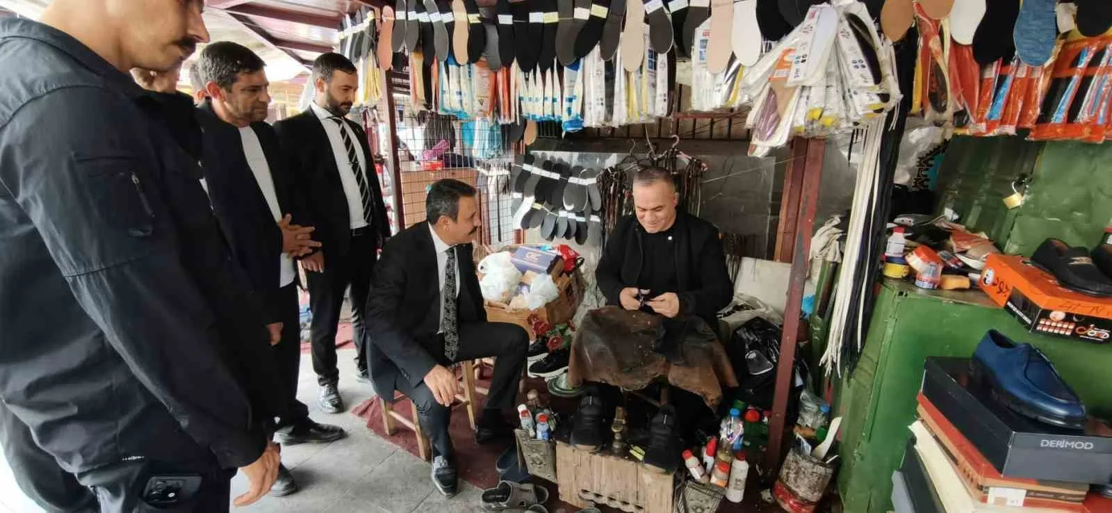 MİLLİYETÇİ HAREKET PARTİSİ (MHP) DİYARBAKIR İL BAŞKANI HASAN ÖZCOŞKUN, DİYARBAKIR'DA İLÇE İLÇE, SOKAK SOKAK GEZEREK 'TERÖRSÜZ TÜRKİYE' SÜRECİNİ ESNAF VE VATANDAŞLARA ANLATIP, SÜRECİN YANSIMALARI İLE İLGİLİ GÖRÜŞ ALIYOR.