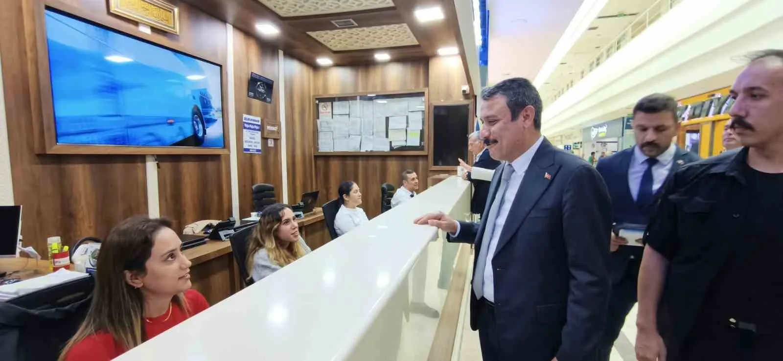 MİLLİYETÇİ HAREKET PARTİSİ (MHP) DİYARBAKIR İL BAŞKANI HASAN ÖZCOŞKUN VE BERABERİNDEKİ İL YÖNETİM KURULU ÜYELERİ, DİYARBAKIR ŞEHİRLERARASI OTOBÜS TERMİNALİNİ ZİYARET EDEREK SEYAHAT FİRMALARININ TEMSİLCİLERİYLE BİR ARAYA GELDİ.