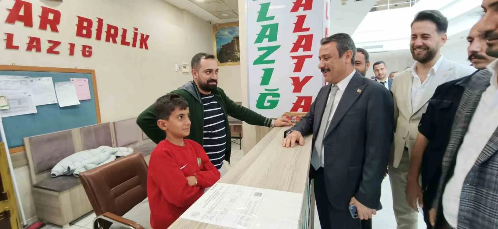 MİLLİYETÇİ HAREKET PARTİSİ (MHP) DİYARBAKIR İL BAŞKANI HASAN ÖZCOŞKUN VE BERABERİNDEKİ İL YÖNETİM KURULU ÜYELERİ, DİYARBAKIR ŞEHİRLERARASI OTOBÜS TERMİNALİNİ ZİYARET EDEREK SEYAHAT FİRMALARININ TEMSİLCİLERİYLE BİR ARAYA GELDİ.
