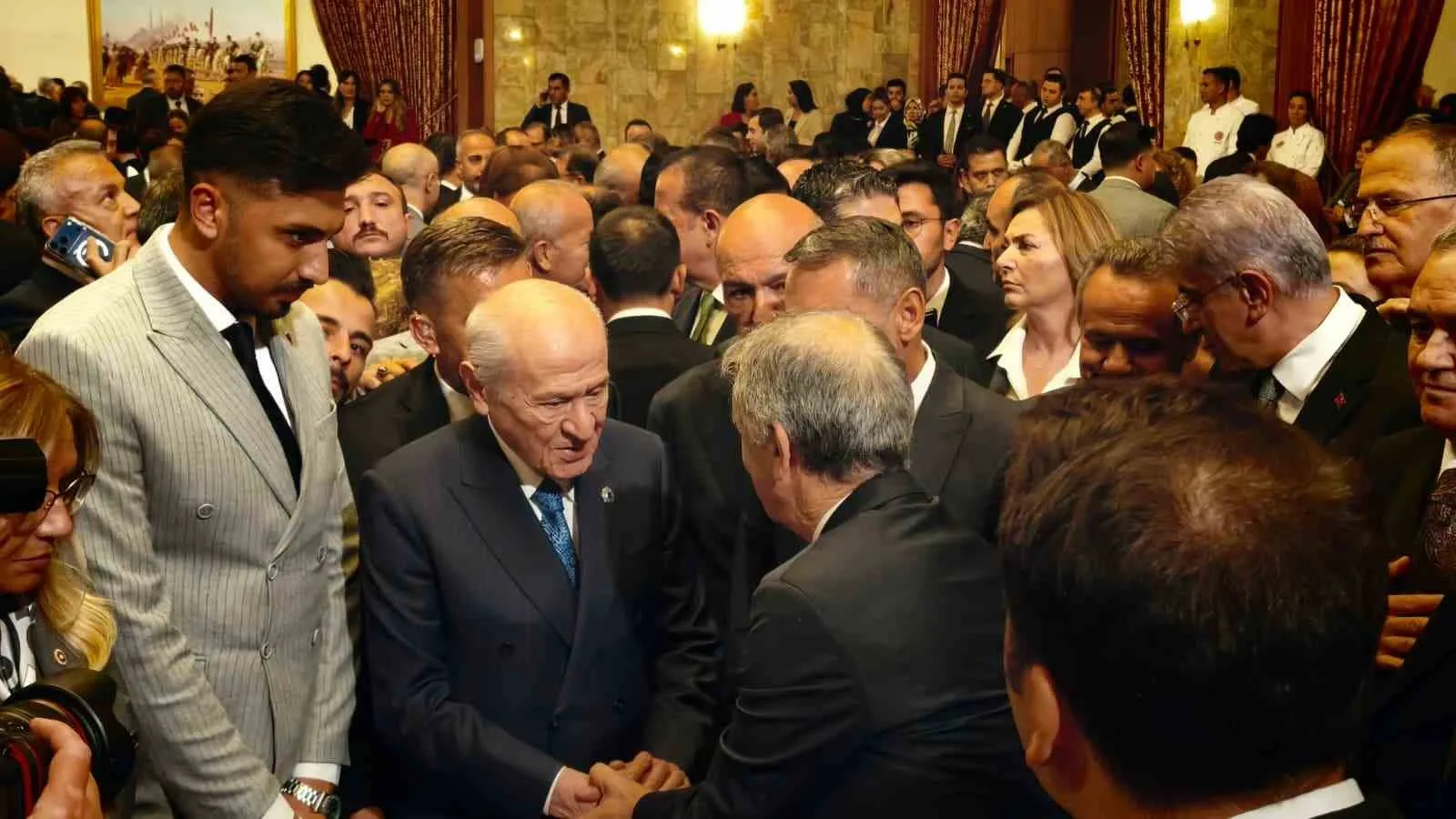 MİLLİYETÇİ HAREKET PARTİSİ (MHP) GENEL BAŞKANI DEVLET BAHÇELİ TERÖRSÜZ TÜRKİYE SÜRECİNE İLİŞKİN, "YENİ PARTİ, SAYIN CUMHURBAŞKANIMIZ SALONDAYKEN AYRILMASI SİYASİ AÇIDAN ÇOK DOĞRU OLMAMIŞTIR" DEDİ.