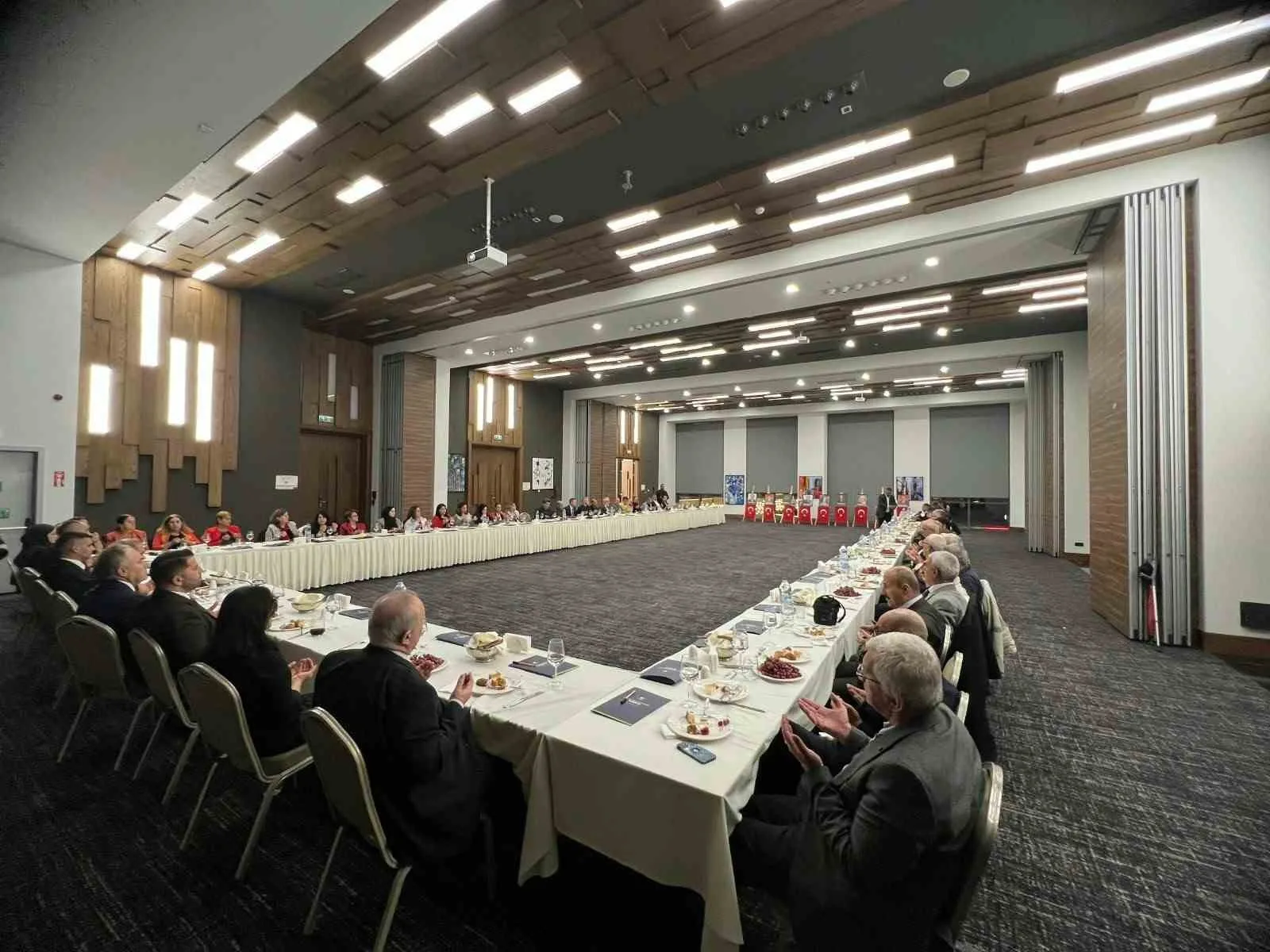 MİLLİYETÇİ HAREKET PARTİSİ (MHP) MANİSA TEŞKİLATI BİR İLKE İMZA ATARAK, MİLLİYETÇİ ÇALIŞMA PARTİSİ (MÇP) DÖNEMİNDEN BUGÜNE KADAR GÖREV YAPMIŞ İSİMLERİ DÜZENLENEN AKŞAM YEMEĞİNDE AYNI SOFRADA BULUŞTURDU
