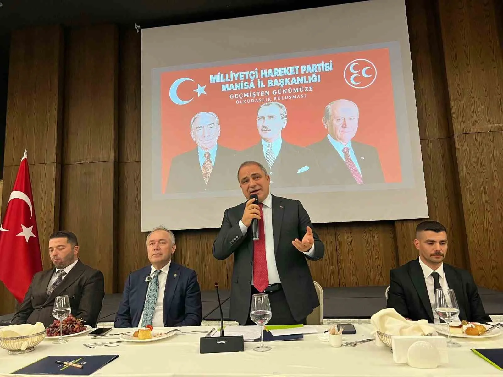 MİLLİYETÇİ HAREKET PARTİSİ (MHP) MANİSA TEŞKİLATI BİR İLKE İMZA ATARAK, MİLLİYETÇİ ÇALIŞMA PARTİSİ (MÇP) DÖNEMİNDEN BUGÜNE KADAR GÖREV YAPMIŞ İSİMLERİ DÜZENLENEN AKŞAM YEMEĞİNDE AYNI SOFRADA BULUŞTURDU
