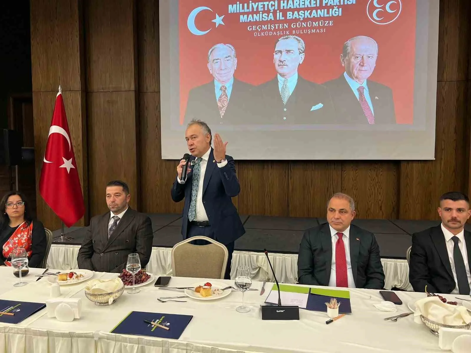 MİLLİYETÇİ HAREKET PARTİSİ (MHP) MANİSA TEŞKİLATI BİR İLKE İMZA ATARAK, MİLLİYETÇİ ÇALIŞMA PARTİSİ (MÇP) DÖNEMİNDEN BUGÜNE KADAR GÖREV YAPMIŞ İSİMLERİ DÜZENLENEN AKŞAM YEMEĞİNDE AYNI SOFRADA BULUŞTURDU