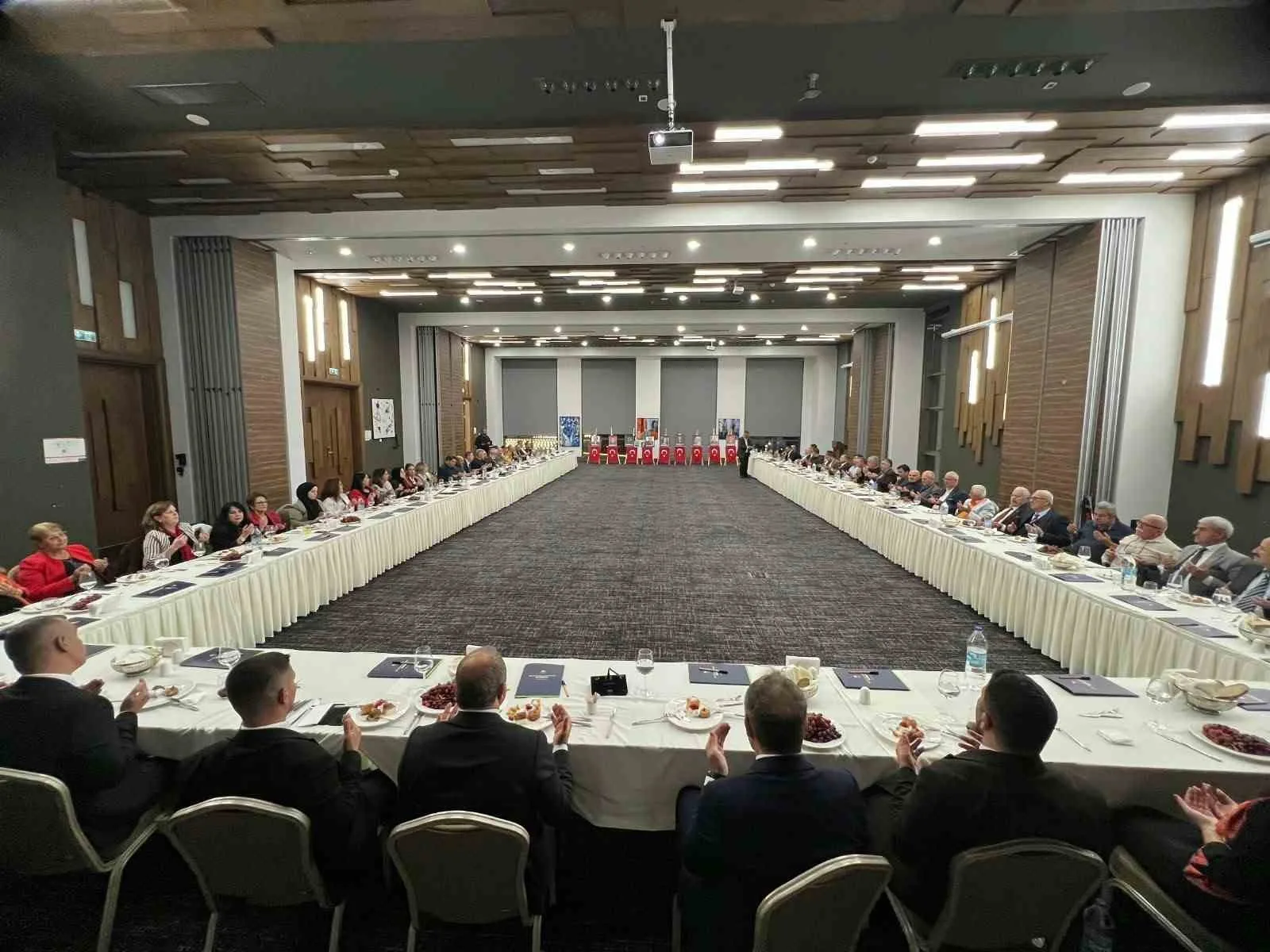 MİLLİYETÇİ HAREKET PARTİSİ (MHP) MANİSA TEŞKİLATI BİR İLKE İMZA ATARAK, MİLLİYETÇİ ÇALIŞMA PARTİSİ (MÇP) DÖNEMİNDEN BUGÜNE KADAR GÖREV YAPMIŞ İSİMLERİ DÜZENLENEN AKŞAM YEMEĞİNDE AYNI SOFRADA BULUŞTURDU