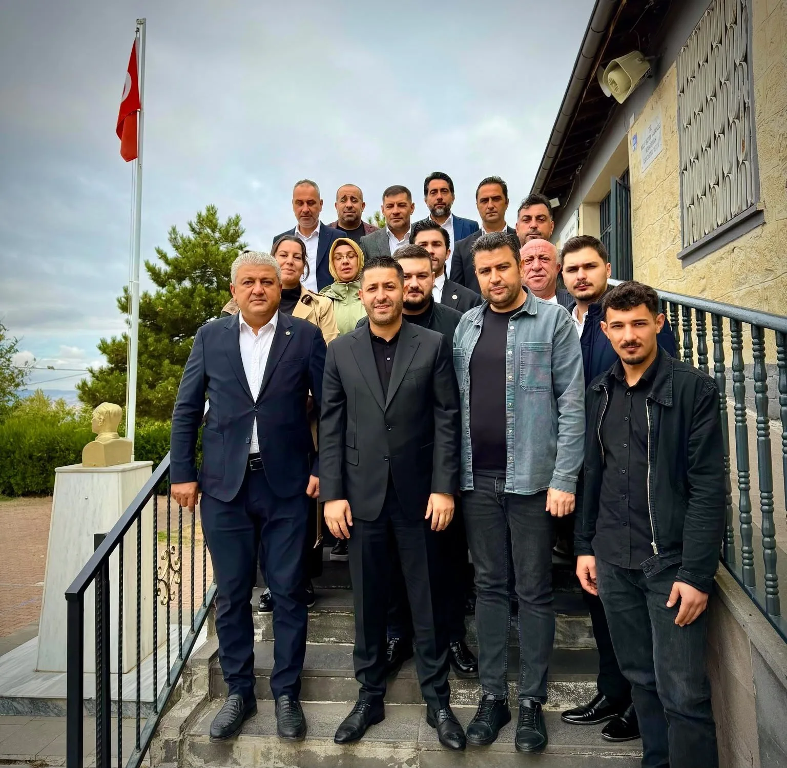 MHP MELİKGAZİ İLÇE BAŞKANI MURAT TİTİZBAŞ, ÜLKÜ OCAKLARI KAYSERİ İL BAŞKANI HALİT YAĞMUR VE BERABERİNDEKİ YÖNETİM KURULU ÜYELERİ, MİMARSİNAN MAHALLESİ’NDE VATANDAŞLARLA BİR ARAYA GELEREK TALEP VE SORUNLARI YERİNDE DİNLEDİ.