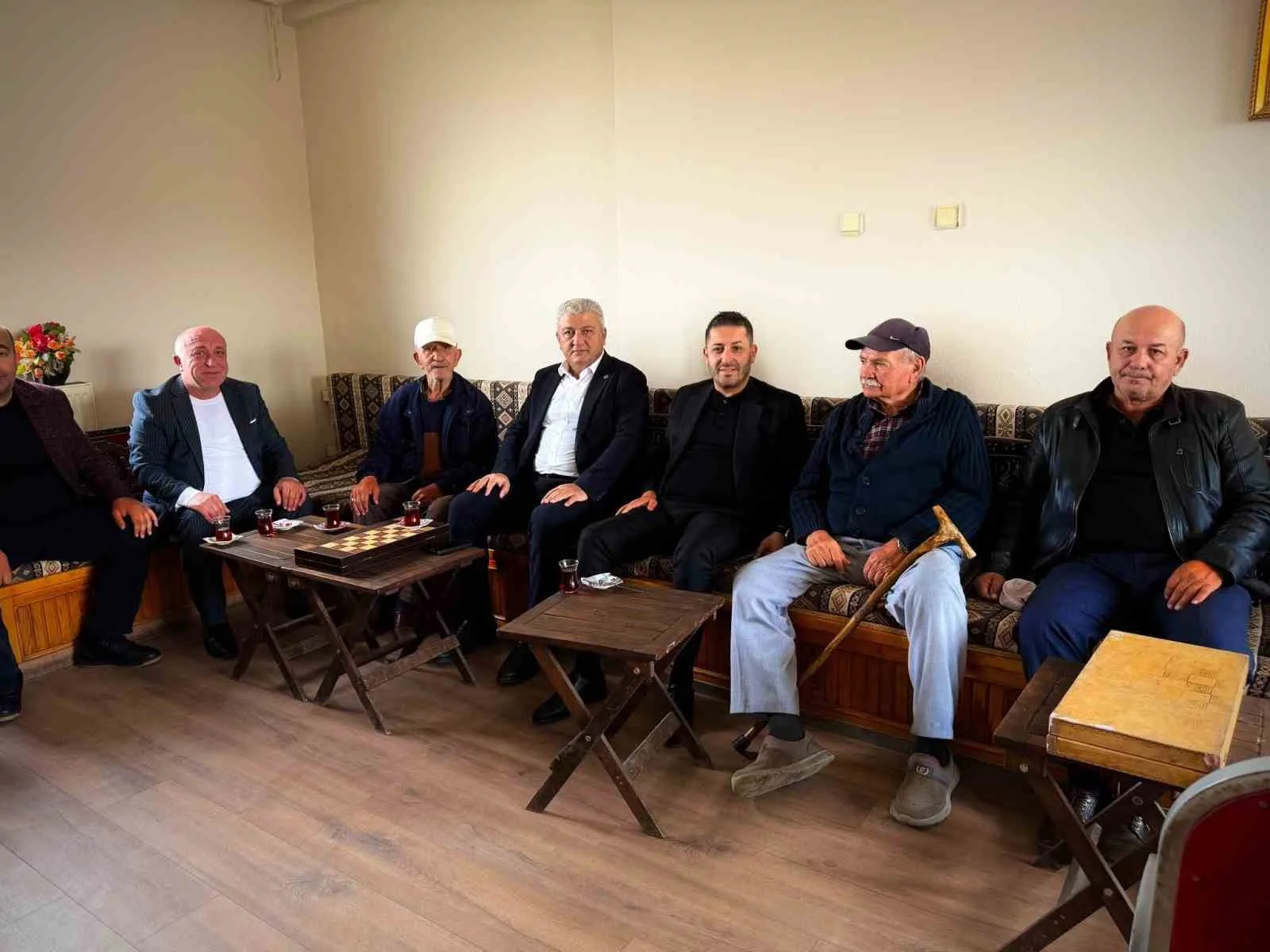MHP MELİKGAZİ İLÇE BAŞKANI MURAT TİTİZBAŞ, ÜLKÜ OCAKLARI KAYSERİ İL BAŞKANI HALİT YAĞMUR VE BERABERİNDEKİ YÖNETİM KURULU ÜYELERİ, MİMARSİNAN MAHALLESİ’NDE VATANDAŞLARLA BİR ARAYA GELEREK TALEP VE SORUNLARI YERİNDE DİNLEDİ.