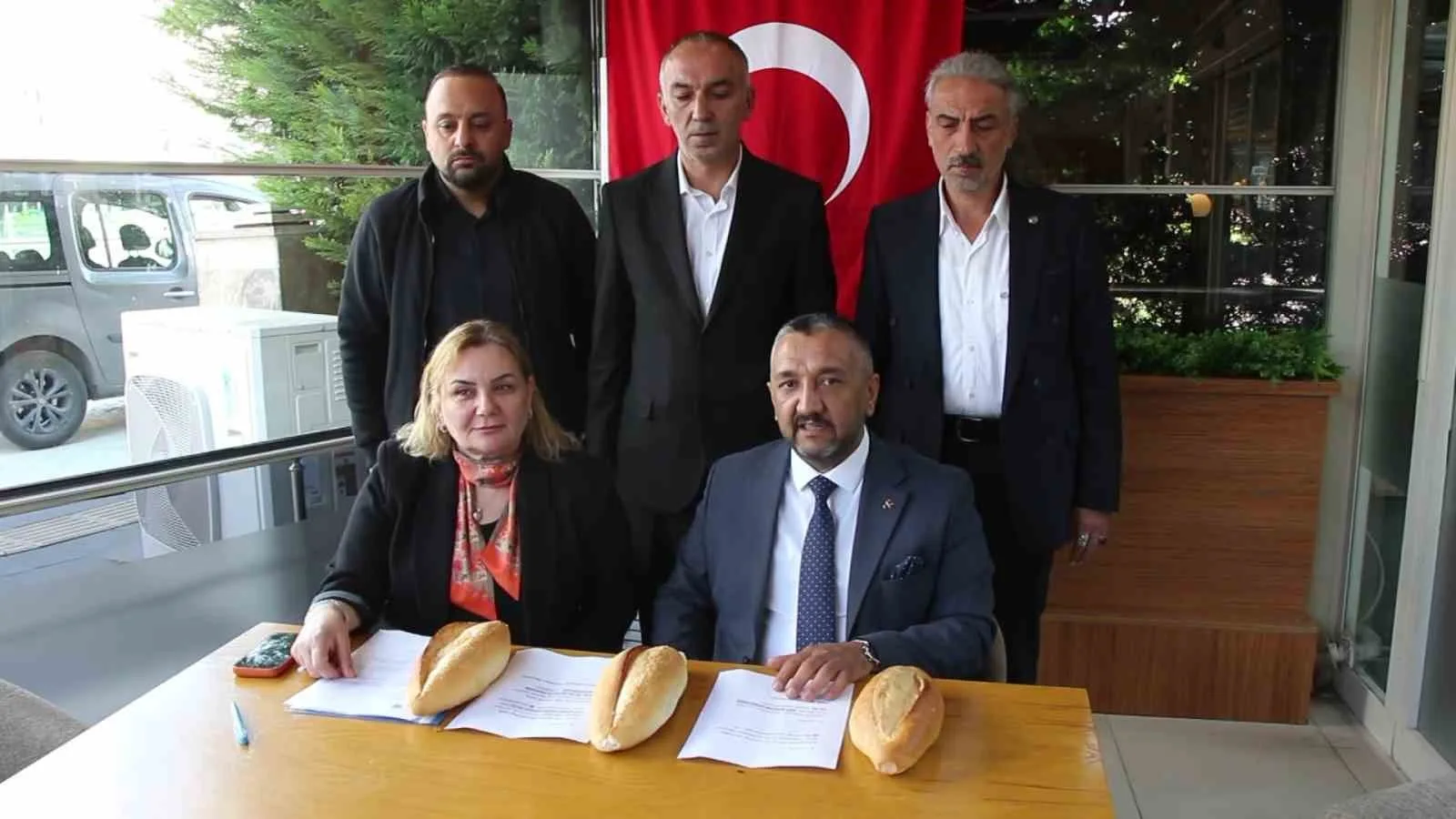 DÜZENLEDİĞİ BASIN TOPLANTISINDA PARTİ YÖNETİCİLERİNİ KOMŞU İLLERE GÖNDEREREK YAPTIKLARI TESPİTLERDE HALK EKMEĞİN TOKAT’TA 7,5 TL, ÇORUM’DA 10 TL, SAMSUN’DA İSE 13 TL’DEN SATILDIĞINI BELİRTEN MHP AMASYA İL BAŞKANI OĞUZHAN SAKIZCI, "AMASYA’DA EKMEK 18 TL. BİZDE AMASYA’DA HALK EKMEK İSTİYORUZ. VATANDAŞIMIZIN ŞU ANDA EN BÜYÜK DERDİ EKMEK. KOMŞU İLLERDE UCUZ OLAN EKMEK NEDEN AMASYA’DA 18 TL’DEN SATILIYOR?" DİYE KONUŞTU.