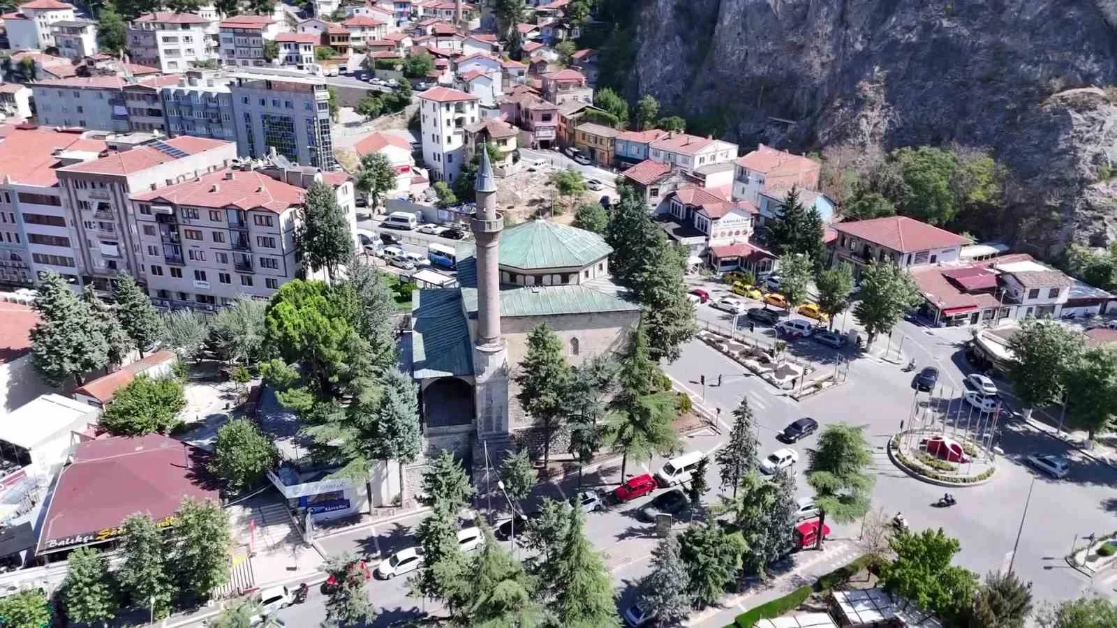 210 GRAMLIK EKMEĞİN FİYATININ MHP’Lİ BELEDİYENİN YÖNETTİĞİ SULUOVA İLÇESİNDE 13 TL İKEN YENİ PARTİ’Lİ BELEDİYENİN İDARE ETTİĞİ AMASYA’DA 18 TL OLDUĞUNA İŞARET EDEREK HALKIN DERT YANDIĞINI ANLATAN SAKIZCI, "TOKAT’TA BELEDİYE EKMEĞİ 7,5 TL’DEN KENDİSİ DAĞITIYOR. ŞU ANDA ÇEVRE İLLERDE DAHİL EN PAHALI EKMEK AMASYA MERKEZDE SATILIYOR. UYGUN FİYATLI, SAĞLIKLI VE GÜVENİLİR EKMEK HERKESİN HAKKIDIR" ŞEKLİNDE KONUŞTU.