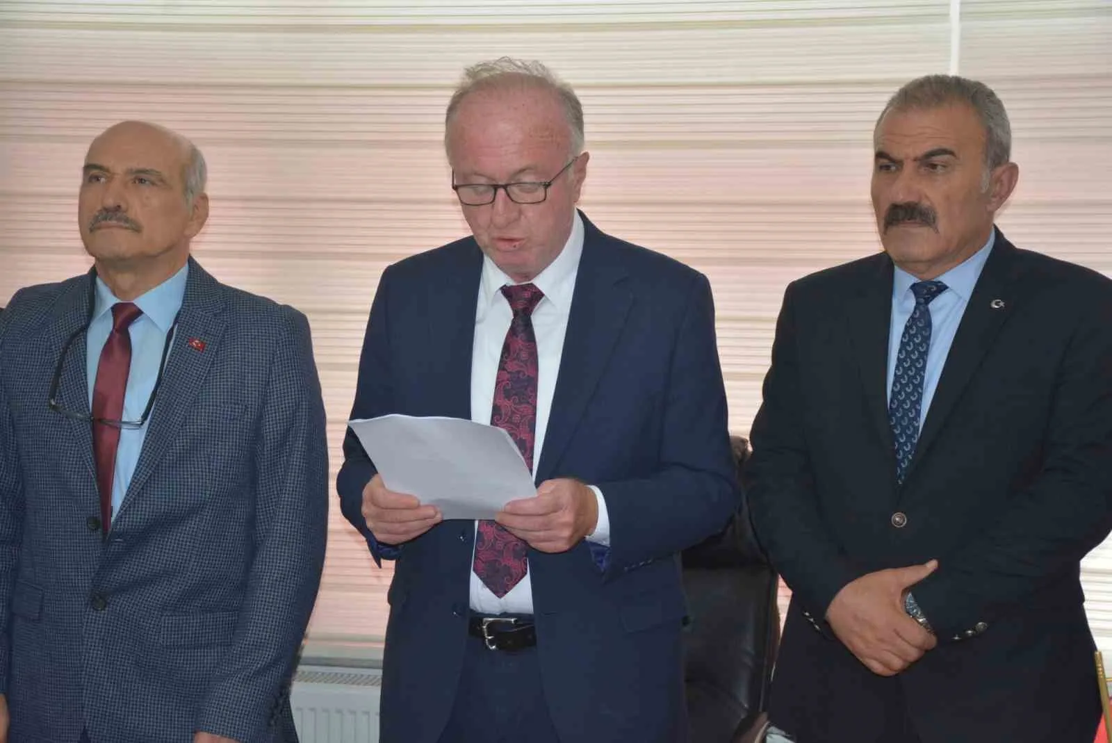 BİR GRUP AKADEMİSYEN TARAFINDAN HAZIRLANAN VE MHP GENEL MERKEZİ’NE DE ULAŞTIRILAN SİNOP TRAFİK RAPORU, MHP SİNOP İL BAŞKANI HİKMET ÇINAR TARAFINDAN KAMUOYUYLA PAYLAŞILDI. RAPORDA ÇEVRE YOLU, ALTERNATİF GİRİŞ-ÇIKIŞ GÜZERGÂHLARI, KATLI OTOPARK VE ELEKTRİKLİ RİNG HATLARI ÖNERİLDİ.