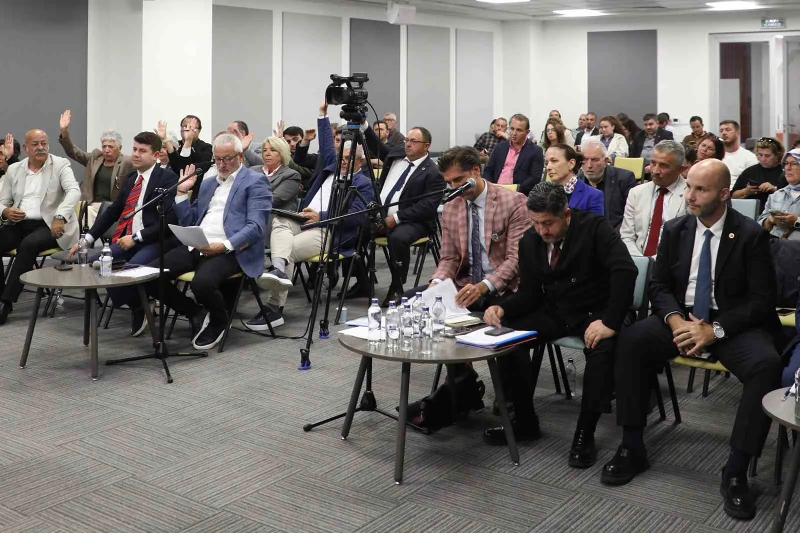 MUDANYA BELEDİYE MECLİSİ'NİN EKİM AYI 2. OTURUMUNDA BÜTÇE EVRAKLARININ GEÇ ULAŞTIRILMASI TARTIŞMA YAŞATTI. PLAN VE BÜTÇE KOMİSYONU ÜYESİ KAAN AKBULUT, DOSYALARI 9 EKİM'DE TESLİM ALDIKLARINI BELİRTEREK YETERLİ ÇALIŞMA YAPILAMADIĞINI SÖYLEDİ. AK PARTİ GRUP SÖZCÜSÜ YUSUF ALPER ÖMEROĞULLARI DA SÜRECE TEPKİ GÖSTERDİ.  GÖKÇİN ÖDÜL/BURSA-İHA