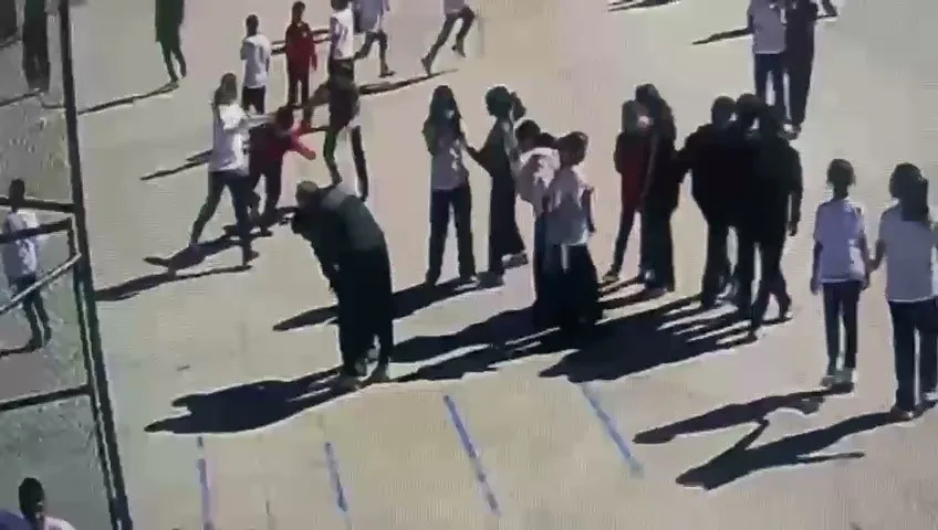 ZONGULDAK'TA BAHÇEDE YEMEK YEDİĞİ SIRADA BOĞULMA TEHLİKESİ GEÇİREN ÖĞRENCİ, BAHÇEDE NÖBETÇİ ÖĞRETMEN TARAFINDAN HEİMLİCH MANEVRASI İLE KURTARILDI.