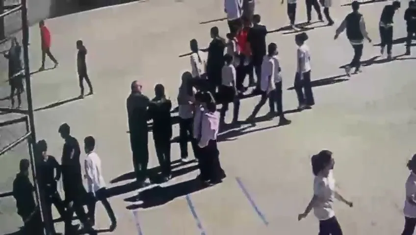 ZONGULDAK'TA BAHÇEDE YEMEK YEDİĞİ SIRADA BOĞULMA TEHLİKESİ GEÇİREN ÖĞRENCİ, BAHÇEDE NÖBETÇİ ÖĞRETMEN TARAFINDAN HEİMLİCH MANEVRASI İLE KURTARILDI.