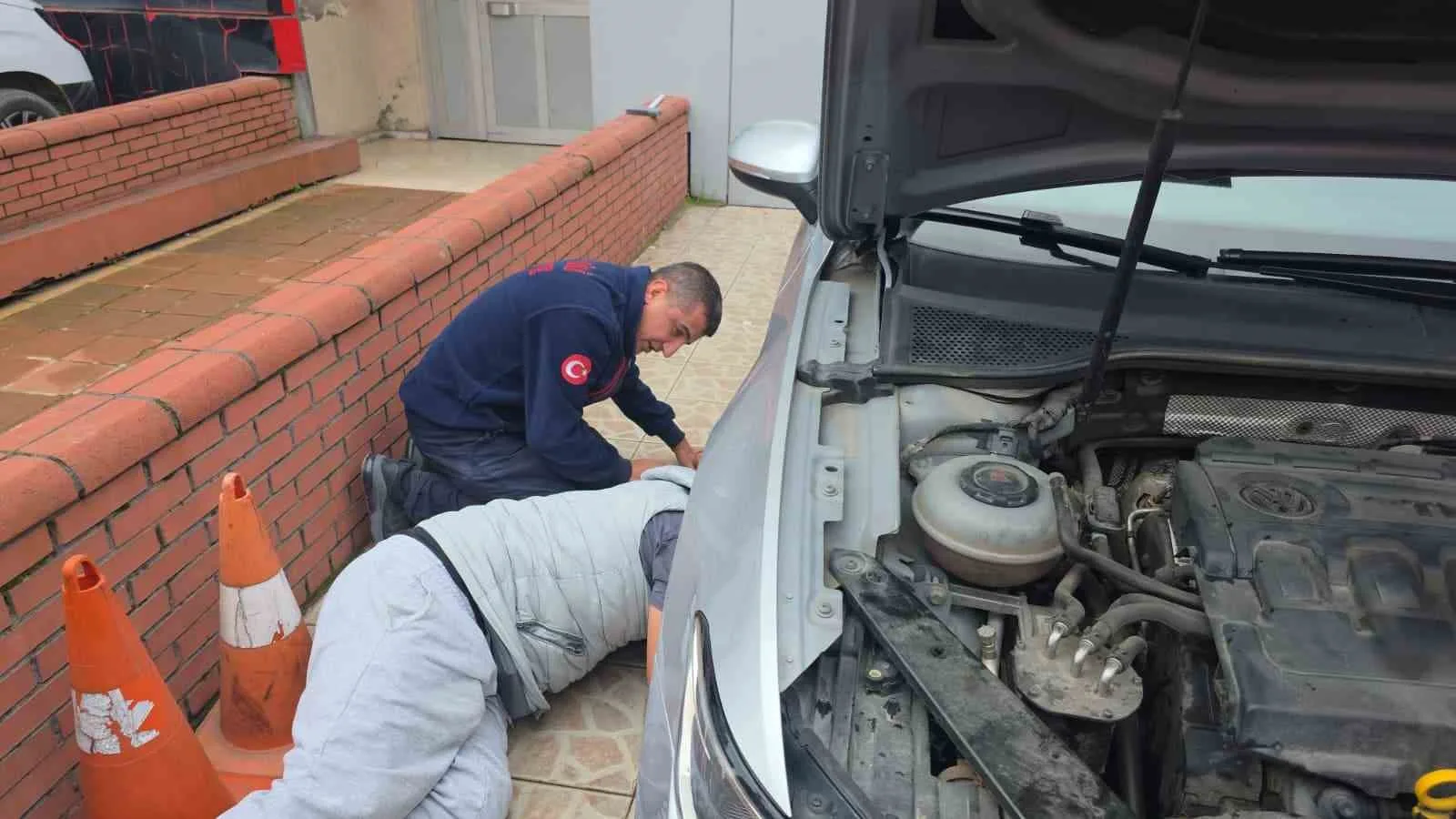 ZONGULDAK'IN KARADENİZ EREĞLİ İLÇESİNDE PARK HALİNDEKİ BİR OTOMOBİLİN MOTOR BÖLÜMÜNE GİREN YAVRU KEDİ, İTFAİYE EKİPLERİNİN YAKLAŞIK 1 SAAT SÜREN ÇALIŞMASI SIRASINDA BULUNDUĞU YERDEN ÇIKARAK UZAKLAŞTI.