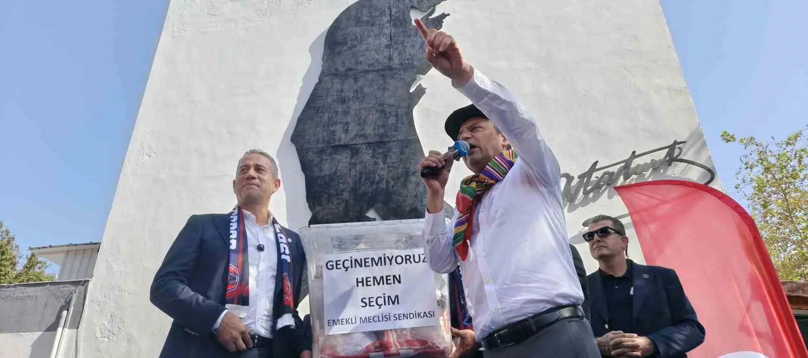 ÖZGÜR ÖZEL SİLİFKE’DE CUMA NAMAZI KILIP PARTİLİLERE SESLENDİ