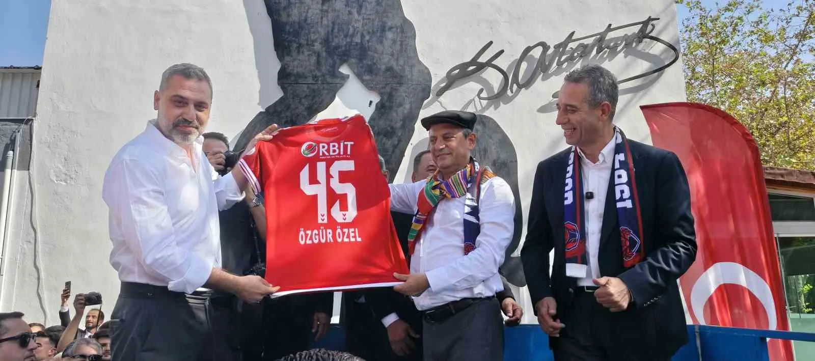ÖZGÜR ÖZEL SİLİFKE’DE CUMA NAMAZI KILIP PARTİLİLERE SESLENDİ