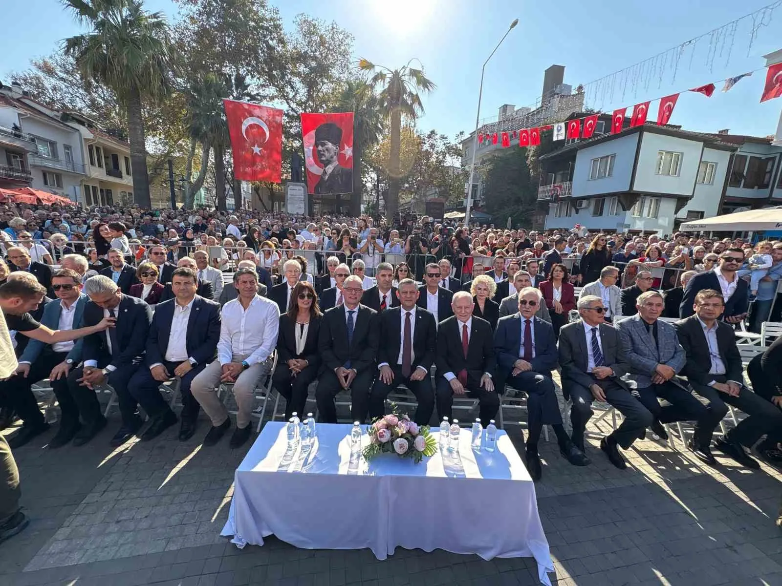 YENİ PARİ GENEL BAŞKANI ÖZGÜR ÖZEL, MUDANYA MÜTAREKESİ’NİN 104’ÜNCÜ YIL DÖNÜMÜ DOLAYISIYLA BURSA’NIN MUDANYA İLÇESİNDE DÜZENLENEN PROGRAMDA VATANDAŞLARLA BİR ARAYA GELDİ. ÇOK SAYIDA VATANDAŞIN KATILDIĞI PROGRAMDA PROF. DR. MEHMET HABERAL’A BARIŞ YOLU ÖDÜLÜ VERİLİRKEN, İSMET İNÖNÜ’NÜN MİLLÎ MÜCADELE’DEKİ ROLÜ VE TÜRKİYE’NİN BAĞIMSIZLIK MÜCADELESİ VURGULANDI.