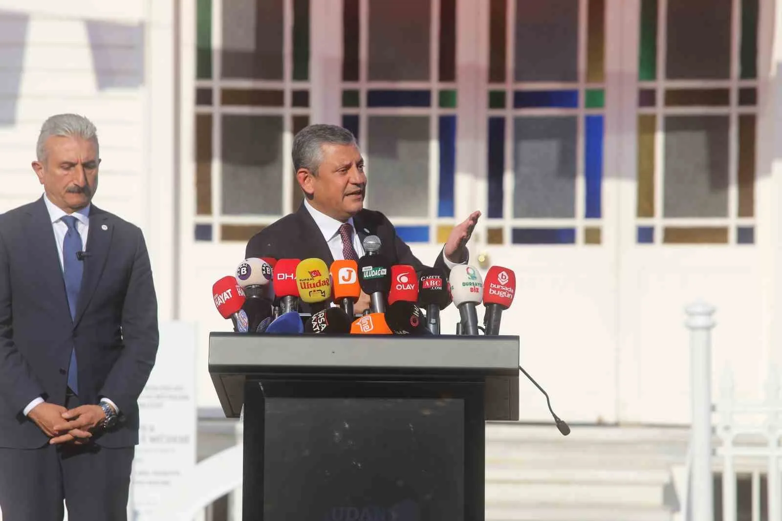 YENİ PARİ GENEL BAŞKANI ÖZGÜR ÖZEL, MUDANYA MÜTAREKESİ’NİN 104’ÜNCÜ YIL DÖNÜMÜ DOLAYISIYLA BURSA’NIN MUDANYA İLÇESİNDE DÜZENLENEN PROGRAMDA VATANDAŞLARLA BİR ARAYA GELDİ. ÇOK SAYIDA VATANDAŞIN KATILDIĞI PROGRAMDA PROF. DR. MEHMET HABERAL’A BARIŞ YOLU ÖDÜLÜ VERİLİRKEN, İSMET İNÖNÜ’NÜN MİLLÎ MÜCADELE’DEKİ ROLÜ VE TÜRKİYE’NİN BAĞIMSIZLIK MÜCADELESİ VURGULANDI.