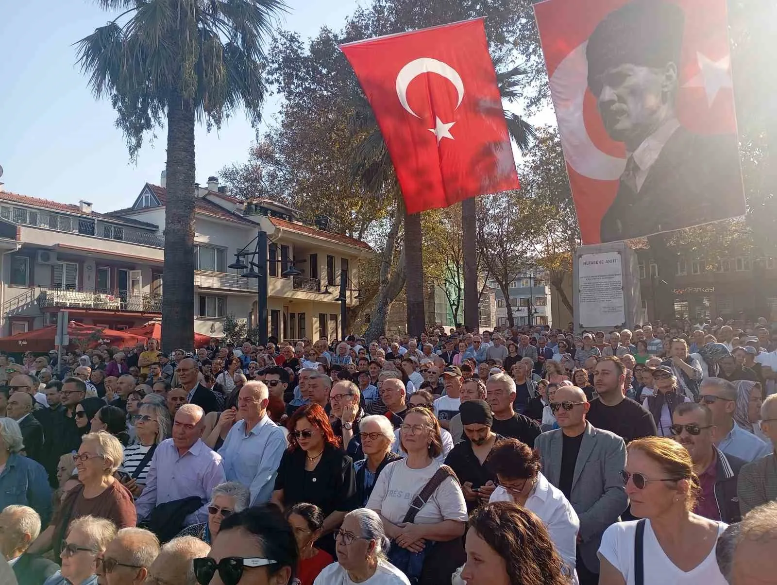 YENİ PARİ GENEL BAŞKANI ÖZGÜR ÖZEL, MUDANYA MÜTAREKESİ’NİN 104’ÜNCÜ YIL DÖNÜMÜ DOLAYISIYLA BURSA’NIN MUDANYA İLÇESİNDE DÜZENLENEN PROGRAMDA VATANDAŞLARLA BİR ARAYA GELDİ. ÇOK SAYIDA VATANDAŞIN KATILDIĞI PROGRAMDA PROF. DR. MEHMET HABERAL’A BARIŞ YOLU ÖDÜLÜ VERİLİRKEN, İSMET İNÖNÜ’NÜN MİLLÎ MÜCADELE’DEKİ ROLÜ VE TÜRKİYE’NİN BAĞIMSIZLIK MÜCADELESİ VURGULANDI.