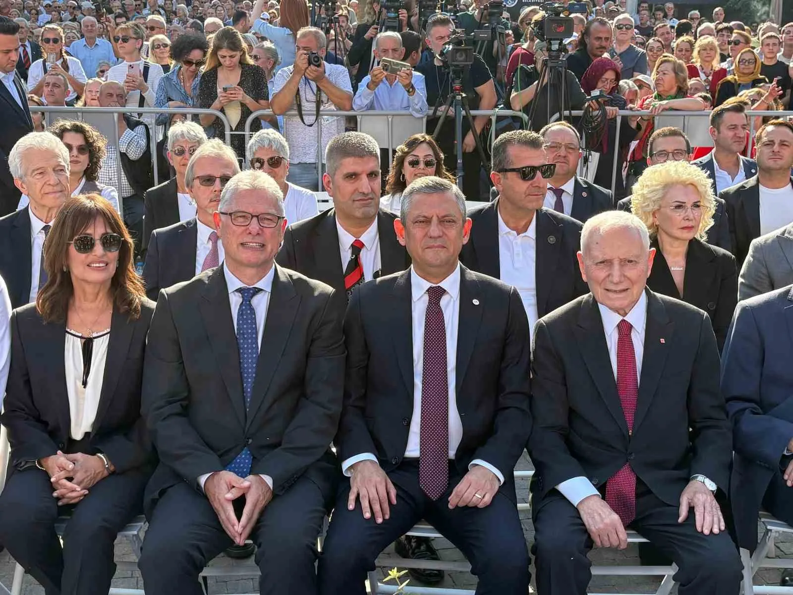 YENİ PARİ GENEL BAŞKANI ÖZGÜR ÖZEL, MUDANYA MÜTAREKESİ’NİN 104’ÜNCÜ YIL DÖNÜMÜ DOLAYISIYLA BURSA’NIN MUDANYA İLÇESİNDE DÜZENLENEN PROGRAMDA VATANDAŞLARLA BİR ARAYA GELDİ. ÇOK SAYIDA VATANDAŞIN KATILDIĞI PROGRAMDA PROF. DR. MEHMET HABERAL’A BARIŞ YOLU ÖDÜLÜ VERİLİRKEN, İSMET İNÖNÜ’NÜN MİLLÎ MÜCADELE’DEKİ ROLÜ VE TÜRKİYE’NİN BAĞIMSIZLIK MÜCADELESİ VURGULANDI.