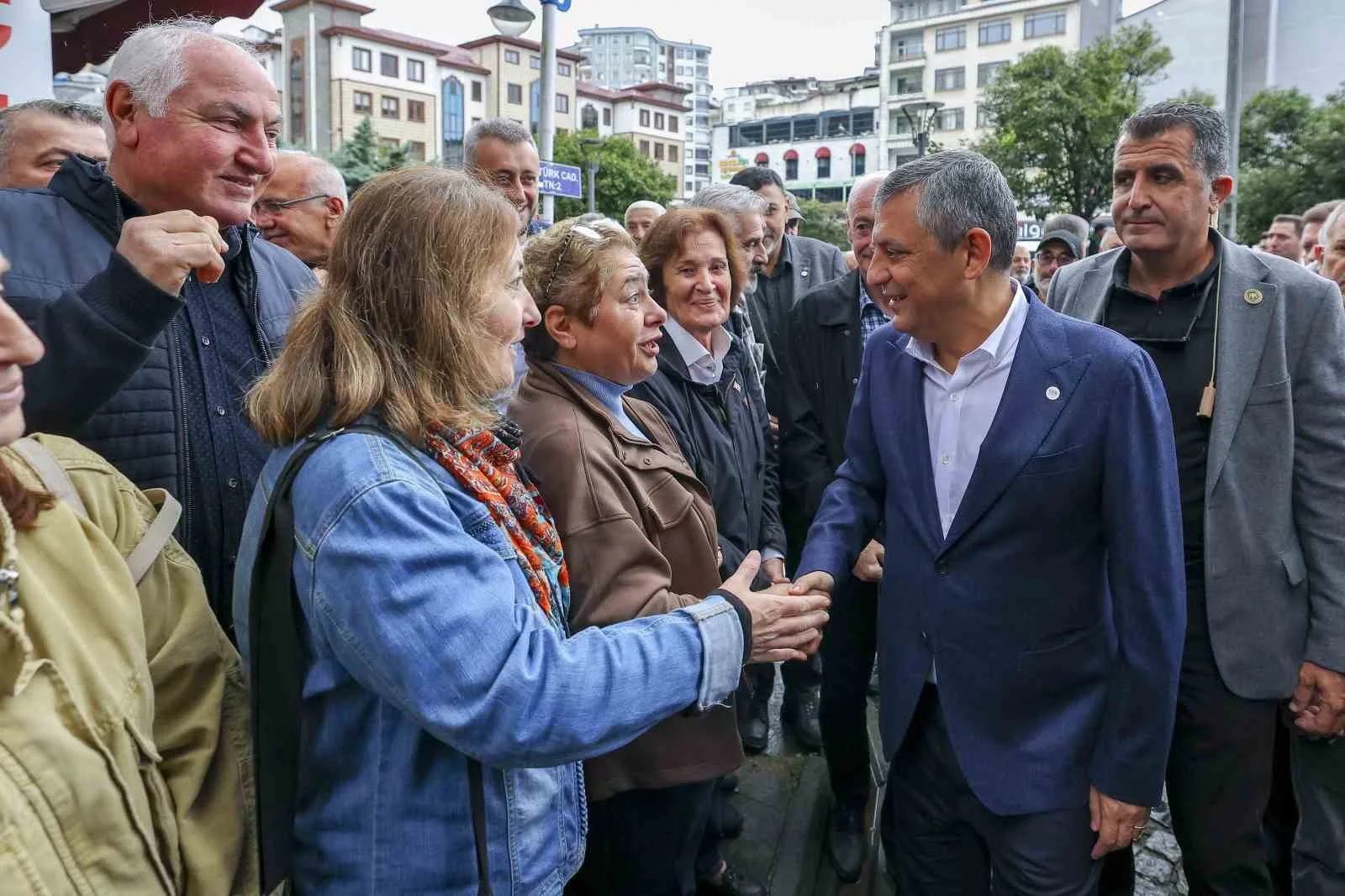 YENİ PARTİ GENEL BAŞKANI ÖZGÜR ÖZEL, RİZE'NİN PAZAR İLÇESİNDE MEYDANA GELEN SEL VE HEYELANLARIN ARDINDAN BÖLGEYİ ZİYARET EDEREK ESNAFLA BİR ARAYA GELDİ