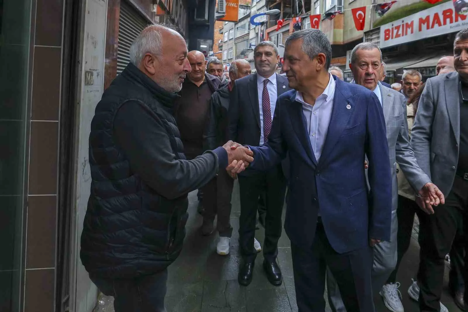YENİ PARTİ GENEL BAŞKANI ÖZGÜR ÖZEL, RİZE'NİN PAZAR İLÇESİNDE MEYDANA GELEN SEL VE HEYELANLARIN ARDINDAN BÖLGEYİ ZİYARET EDEREK ESNAFLA BİR ARAYA GELDİ
