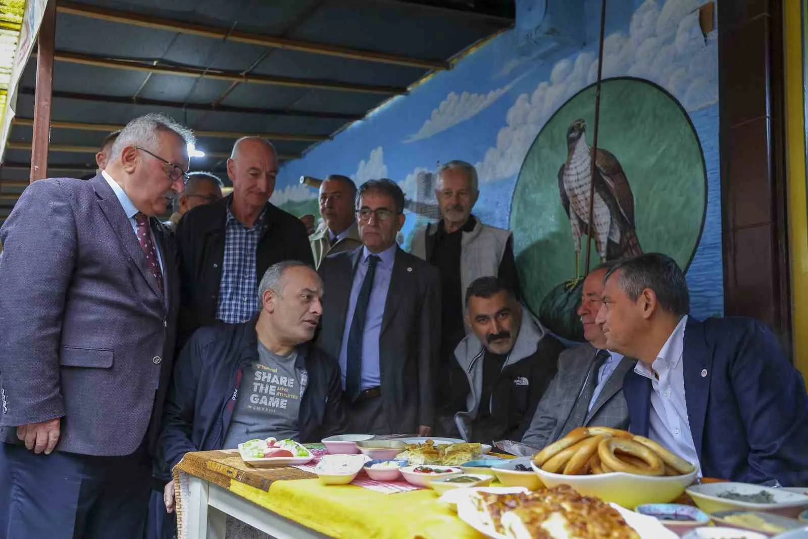 YENİ PARTİ GENEL BAŞKANI ÖZGÜR ÖZEL, RİZE'NİN PAZAR İLÇESİNDE MEYDANA GELEN SEL VE HEYELANLARIN ARDINDAN BÖLGEYİ ZİYARET EDEREK ESNAFLA BİR ARAYA GELDİ