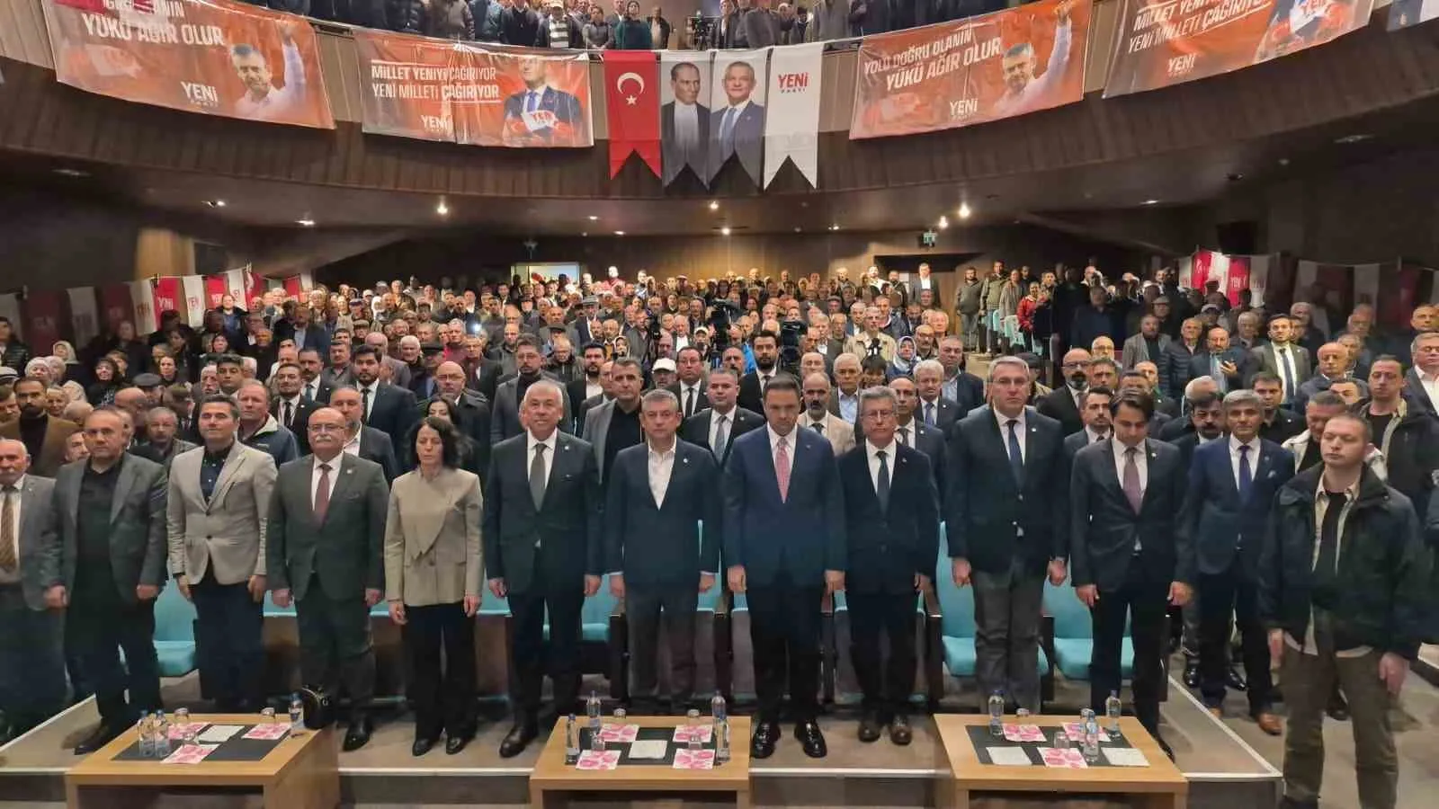 YOZGAT BÜYÜK SİNEMA KÜLTÜR MERKEZİ'NDE DÜZENLENEN İL BAŞKANLIĞI SEÇİMİ ÖNCESİNDE PARTİLİLER VE VATANDAŞLARLA BİR ARAYA GELEREK SALONU DOLDURAN KALABALIĞA HİTAP EDEN ÖZEL, GÜNCEL SİYASET VE YENİ PARTİ'YE DAİR DEĞERLENDİRMELERDE BULUNDU.