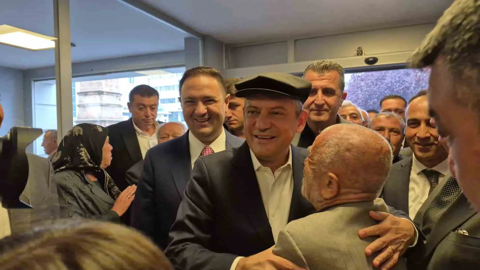 YOZGAT BÜYÜK SİNEMA KÜLTÜR MERKEZİ'NDE DÜZENLENEN İL BAŞKANLIĞI SEÇİMİ ÖNCESİNDE PARTİLİLER VE VATANDAŞLARLA BİR ARAYA GELEREK SALONU DOLDURAN KALABALIĞA HİTAP EDEN ÖZEL, GÜNCEL SİYASET VE YENİ PARTİ'YE DAİR DEĞERLENDİRMELERDE BULUNDU.