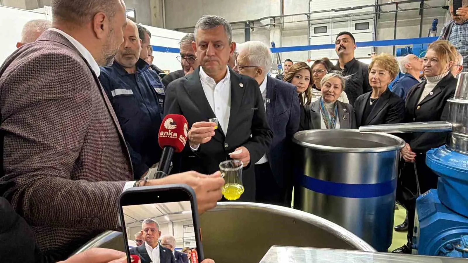 YENİ PARTİ GENEL BAŞKANI ÖZGÜR ÖZEL, ZEYTİN HASAT SEZONUNDA BALIKESİR'İN EDREMİT KÖRFEZİ BÖLGESİNDE KAPSAMLI BİR ZİYARET PROGRAMI GERÇEKLEŞTİRDİ. EDREMİT, BURHANİYE, GÖMEÇ VE AYVALIK İLÇELERİNİ KAPSAYAN PROGRAMDA ÖZEL; ÜRETİCİLER, İŞ İNSANLARI VE VATANDAŞLARLA BİR ARAYA GELEREK BÖLGENİN NABZINI TUTTU.