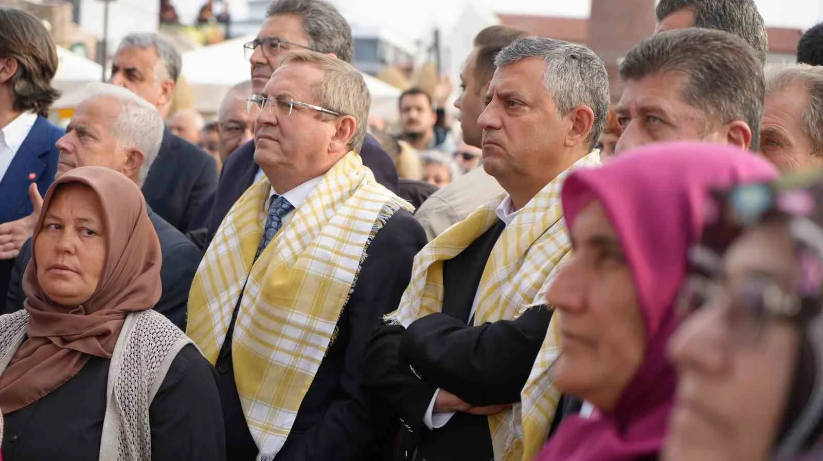 YENİ PARTİ GENEL BAŞKANI ÖZGÜR ÖZEL, ZEYTİN HASAT SEZONUNDA BALIKESİR'İN EDREMİT KÖRFEZİ BÖLGESİNDE KAPSAMLI BİR ZİYARET PROGRAMI GERÇEKLEŞTİRDİ. EDREMİT, BURHANİYE, GÖMEÇ VE AYVALIK İLÇELERİNİ KAPSAYAN PROGRAMDA ÖZEL; ÜRETİCİLER, İŞ İNSANLARI VE VATANDAŞLARLA BİR ARAYA GELEREK BÖLGENİN NABZINI TUTTU.