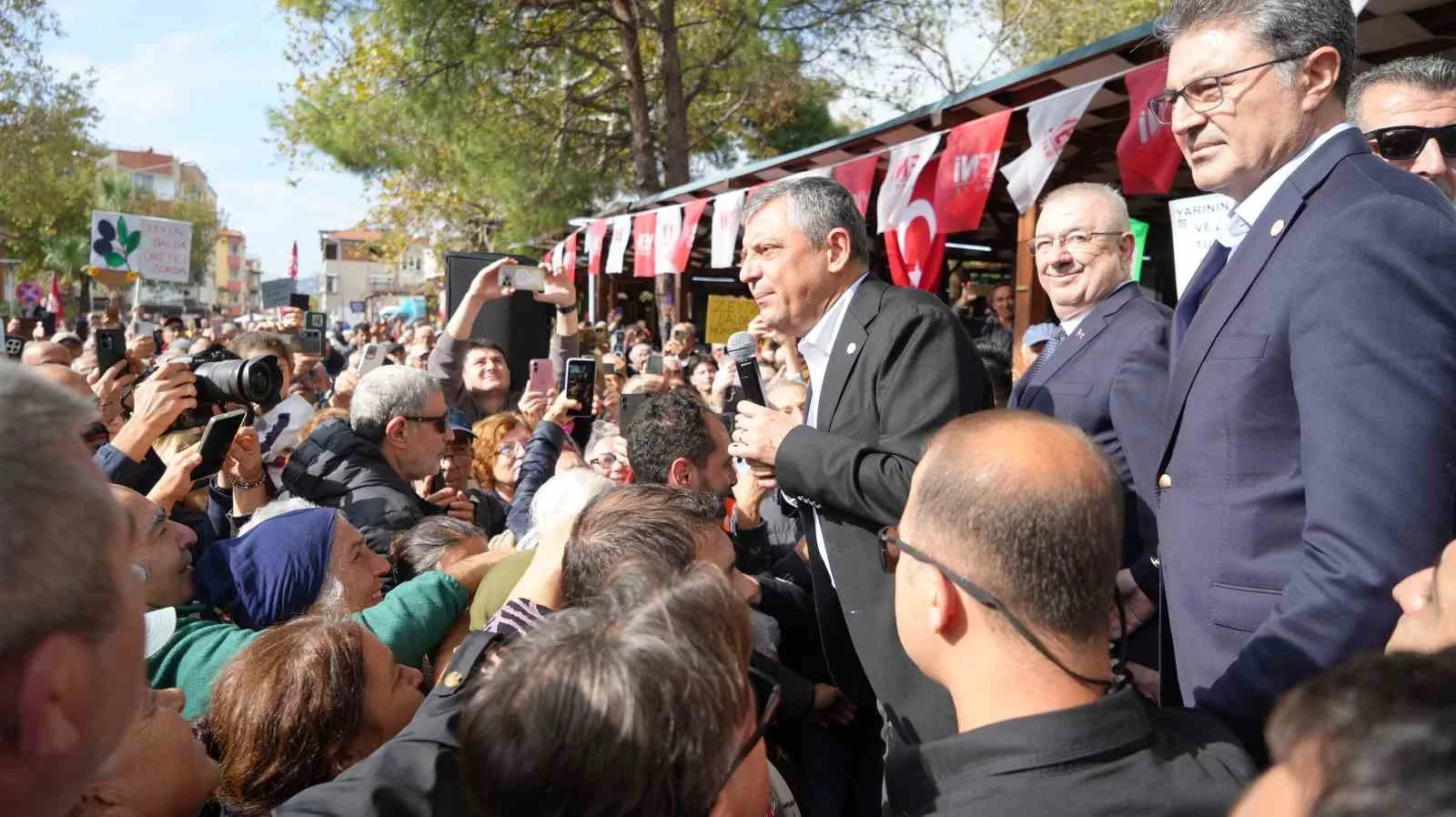 KÖRFEZ MESAİSİNE EDREMİT İLÇESİNE BAĞLI ZEYTİNLİ MAHALLESİ'NDE BAŞLAYAN GENEL BAŞKAN ÖZGÜR ÖZEL, KÖY MEYDANINDA YÖRE ÜRETİCİLERİYLE BULUŞTU. Z