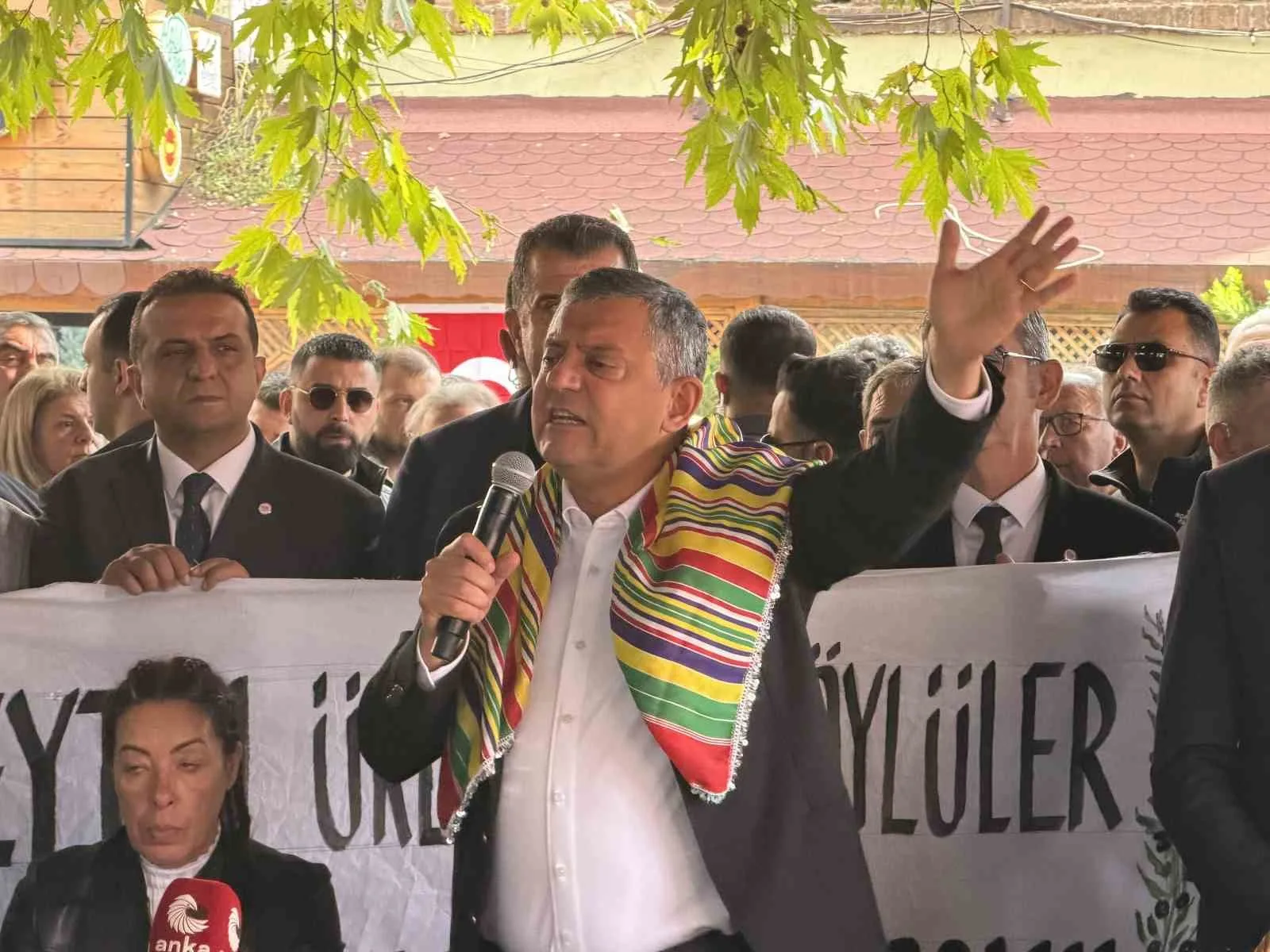 YENİ PARTİ GENEL BAŞKANI ÖZGÜR ÖZEL, ZEYTİN HASAT SEZONUNDA BALIKESİR’İN EDREMİT KÖRFEZİ BÖLGESİNDE KAPSAMLI BİR ZİYARET PROGRAMI GERÇEKLEŞTİRDİ. EDREMİT, BURHANİYE, GÖMEÇ VE AYVALIK İLÇELERİNİ KAPSAYAN PROGRAMDA ÖZEL; ÜRETİCİLER, İŞ İNSANLARI VE VATANDAŞLARLA BİR ARAYA GELEREK BÖLGENİN NABZINI TUTTU.
