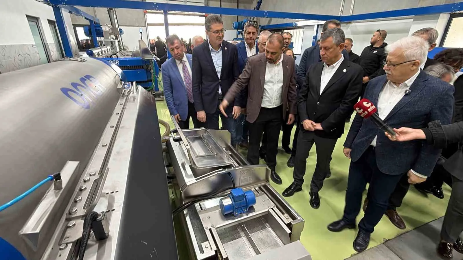YENİ PARTİ GENEL BAŞKANI ÖZGÜR ÖZEL, ZEYTİN HASAT SEZONUNDA BALIKESİR'İN EDREMİT KÖRFEZİ BÖLGESİNDE KAPSAMLI BİR ZİYARET PROGRAMI GERÇEKLEŞTİRDİ. EDREMİT, BURHANİYE, GÖMEÇ VE AYVALIK İLÇELERİNİ KAPSAYAN PROGRAMDA ÖZEL; ÜRETİCİLER, İŞ İNSANLARI VE VATANDAŞLARLA BİR ARAYA GELEREK BÖLGENİN NABZINI TUTTU.