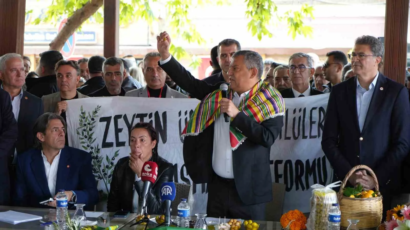 YENİ PARTİ GENEL BAŞKANI ÖZGÜR ÖZEL, ZEYTİN HASAT SEZONUNDA BALIKESİR’İN EDREMİT KÖRFEZİ BÖLGESİNDE KAPSAMLI BİR ZİYARET PROGRAMI GERÇEKLEŞTİRDİ. EDREMİT, BURHANİYE, GÖMEÇ VE AYVALIK İLÇELERİNİ KAPSAYAN PROGRAMDA ÖZEL; ÜRETİCİLER, İŞ İNSANLARI VE VATANDAŞLARLA BİR ARAYA GELEREK BÖLGENİN NABZINI TUTTU.