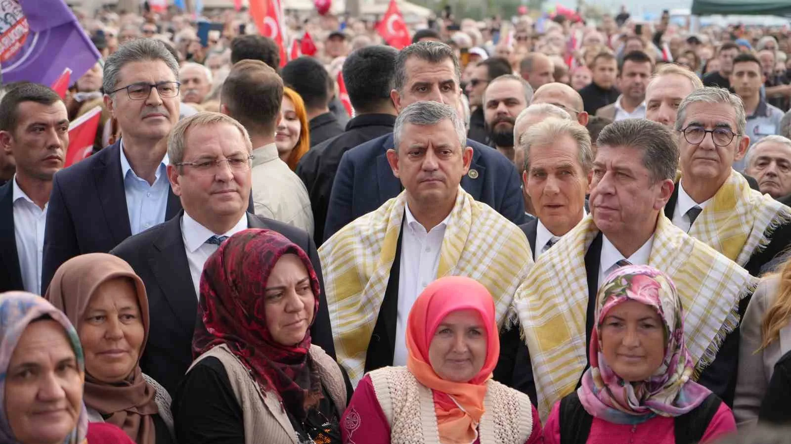 YENİ PARTİ GENEL BAŞKANI ÖZGÜR ÖZEL, ZEYTİN HASAT SEZONUNDA BALIKESİR'İN EDREMİT KÖRFEZİ BÖLGESİNDE KAPSAMLI BİR ZİYARET PROGRAMI GERÇEKLEŞTİRDİ. EDREMİT, BURHANİYE, GÖMEÇ VE AYVALIK İLÇELERİNİ KAPSAYAN PROGRAMDA ÖZEL; ÜRETİCİLER, İŞ İNSANLARI VE VATANDAŞLARLA BİR ARAYA GELEREK BÖLGENİN NABZINI TUTTU.