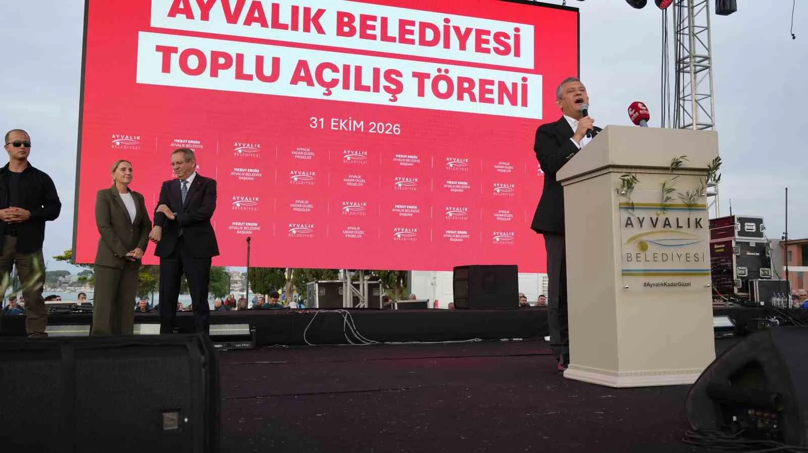 YENİ PARTİ GENEL BAŞKANI ÖZGÜR ÖZEL, ZEYTİN HASAT SEZONUNDA BALIKESİR'İN EDREMİT KÖRFEZİ BÖLGESİNDE KAPSAMLI BİR ZİYARET PROGRAMI GERÇEKLEŞTİRDİ. EDREMİT, BURHANİYE, GÖMEÇ VE AYVALIK İLÇELERİNİ KAPSAYAN PROGRAMDA ÖZEL; ÜRETİCİLER, İŞ İNSANLARI VE VATANDAŞLARLA BİR ARAYA GELEREK BÖLGENİN NABZINI TUTTU.