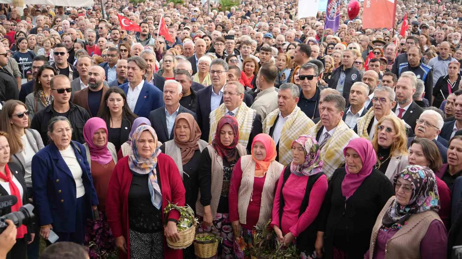 PROGRAMIN ÖĞLEDEN SONRAKİ DURAĞINDA GÖMEÇ İLÇESİNDEKİ TARİHİ HÜSNÜ HİMAM YAĞHANESİ'NE GEÇEN ÖZGÜR ÖZEL, BURADA TARIMSAL KALKINMADA KİLİT ROL OYNAYAN ÜRETİCİ KADINLARLA BİR ARAYA GELDİ. KADIN EMEĞİNİN VE KOOPERATİFLEŞMENİN ÖNEMİNE DİKKAT ÇEKEN BULUŞMANIN ARDINDAN HEYET AYVALIK'A GEÇTİ.