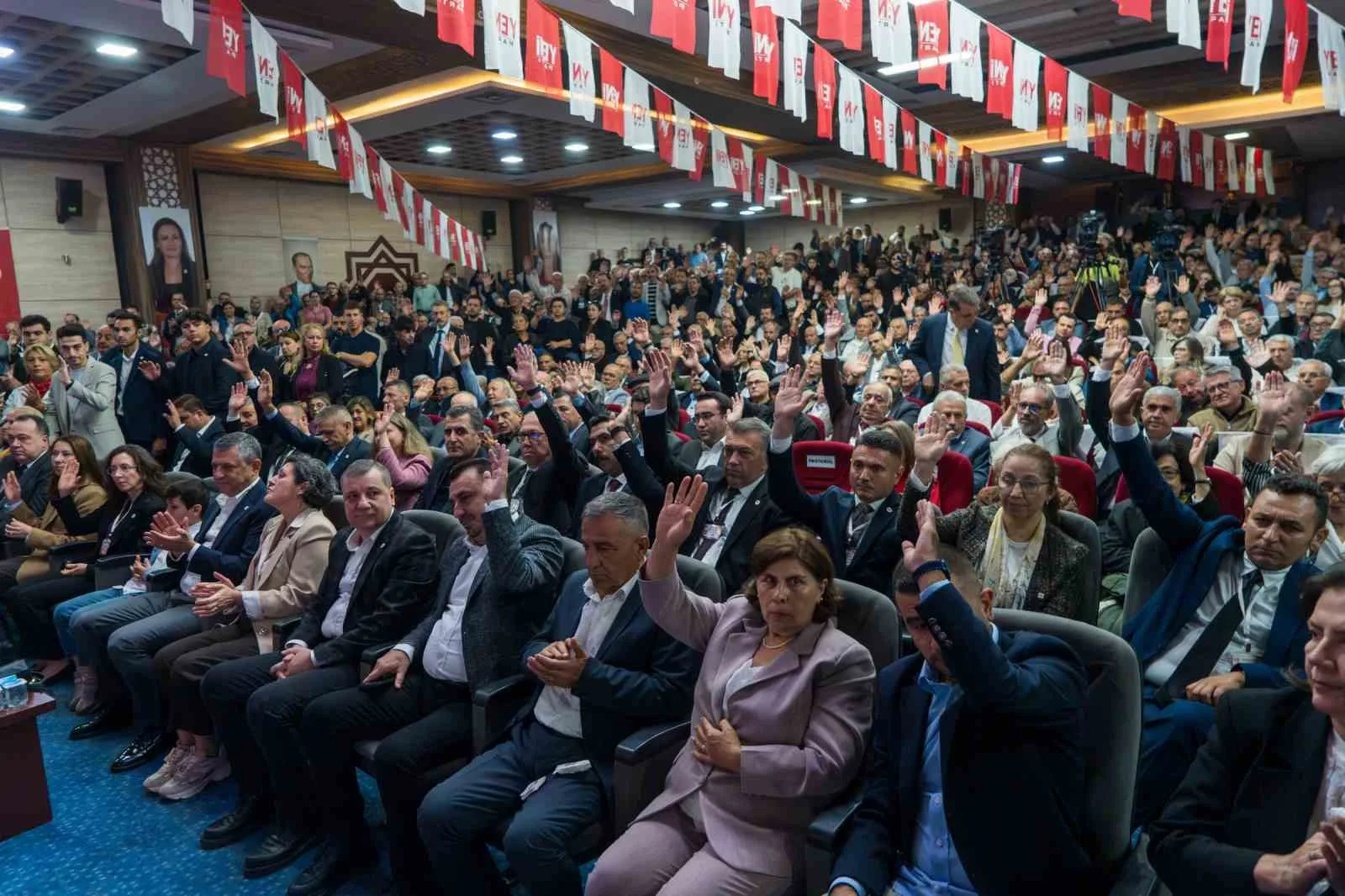 YENİ PARTİ GENEL BAŞKANI ÖZGÜR ÖZEL, MEMLEKETİ MANİSA’DA PARTİSİNİN 1. OLAĞAN KONGRESİ’NE KATILDI.