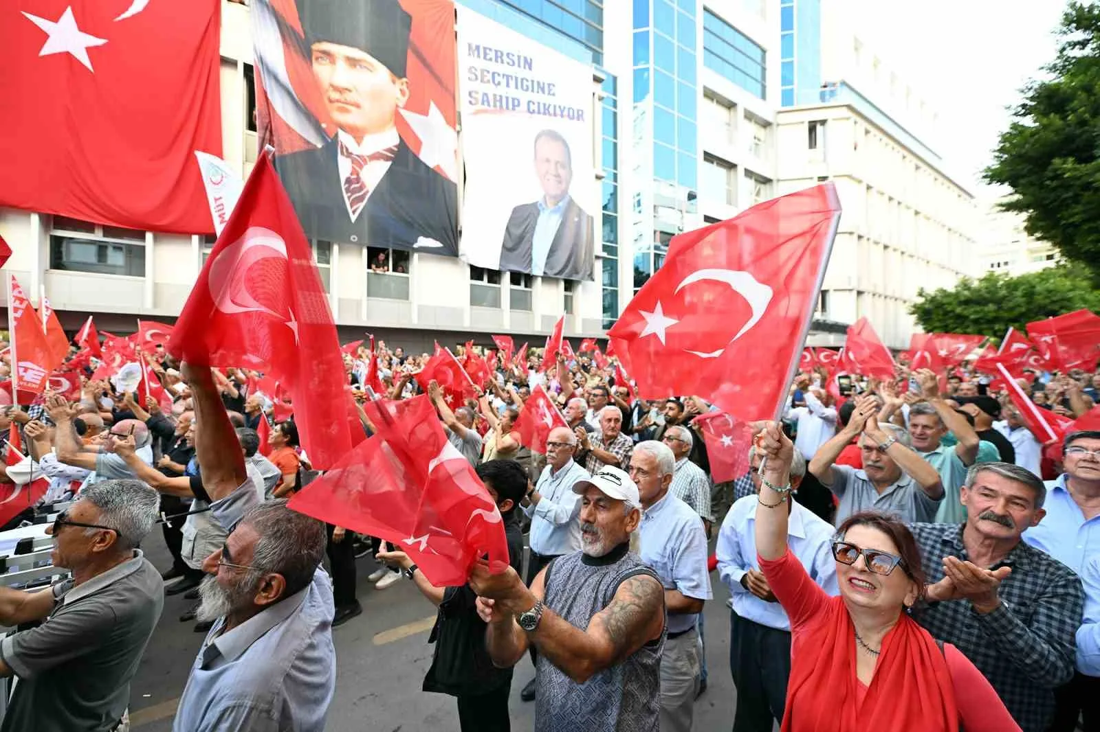 YENİ PARTİ GENEL BAŞKANI ÖZGÜR ÖZEL, MERSİN BÜYÜKŞEHİR BELEDİYESİ BİNASI ÖNÜNDE VATANDAŞLARA HİTAP ETTİ.