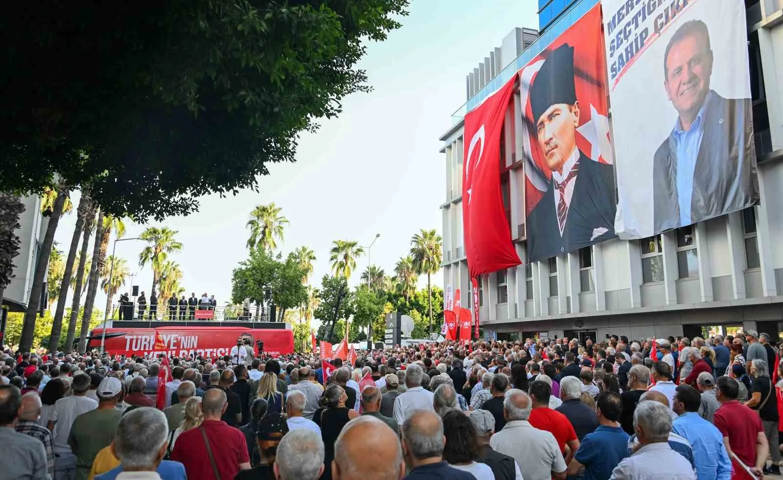 YENİ PARTİ GENEL BAŞKANI ÖZGÜR ÖZEL, MERSİN BÜYÜKŞEHİR BELEDİYESİ BİNASI ÖNÜNDE VATANDAŞLARA HİTAP ETTİ.
