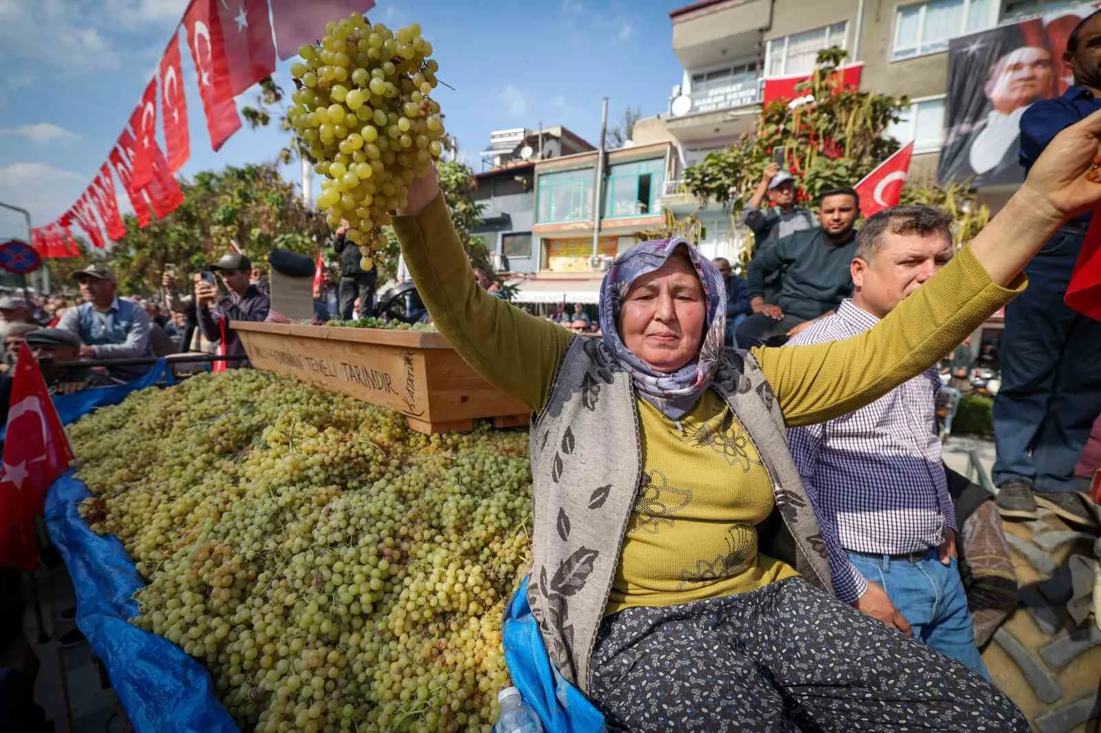 YENİ PARTİ GENEL BAŞKANI ÖZGÜR ÖZEL, MANİSA'NIN SARIGÖL İLÇESİNDE ÜZÜM ÜRETİCİLERİYLE BİR ARAYA GELDİ