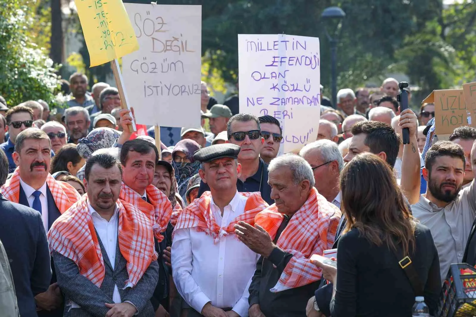 YENİ PARTİ GENEL BAŞKANI ÖZGÜR ÖZEL, MANİSA'NIN SARIGÖL İLÇESİNDE ÜZÜM ÜRETİCİLERİYLE BİR ARAYA GELDİ